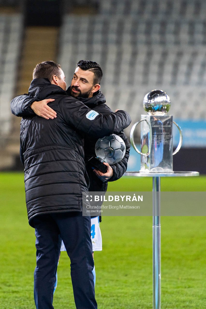 Malmö FFs sportchef Daniel Andersson kramar Behrang Safari