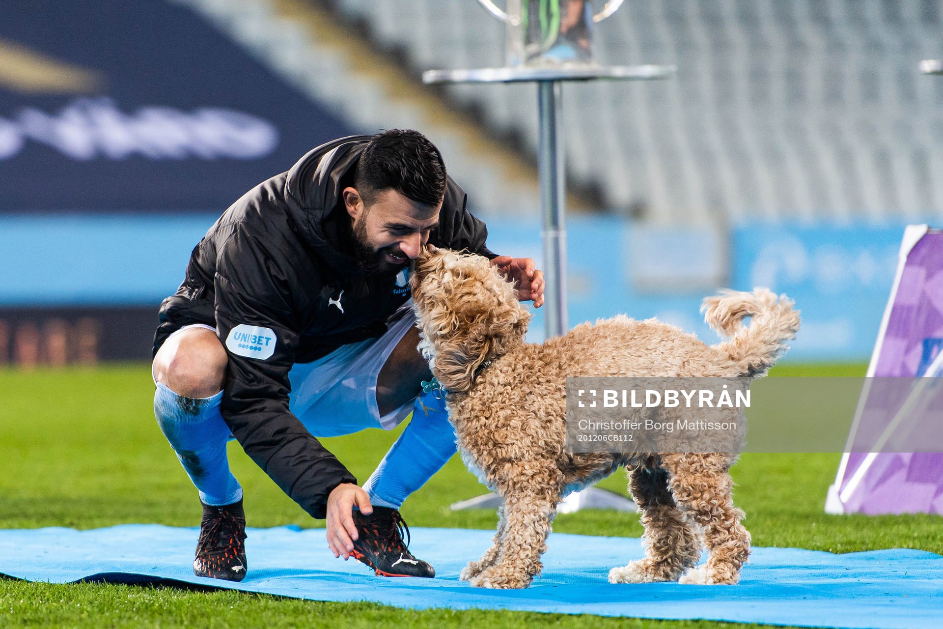 Malmö FFs Behrang Safari med sin hund Dante när han hyllas