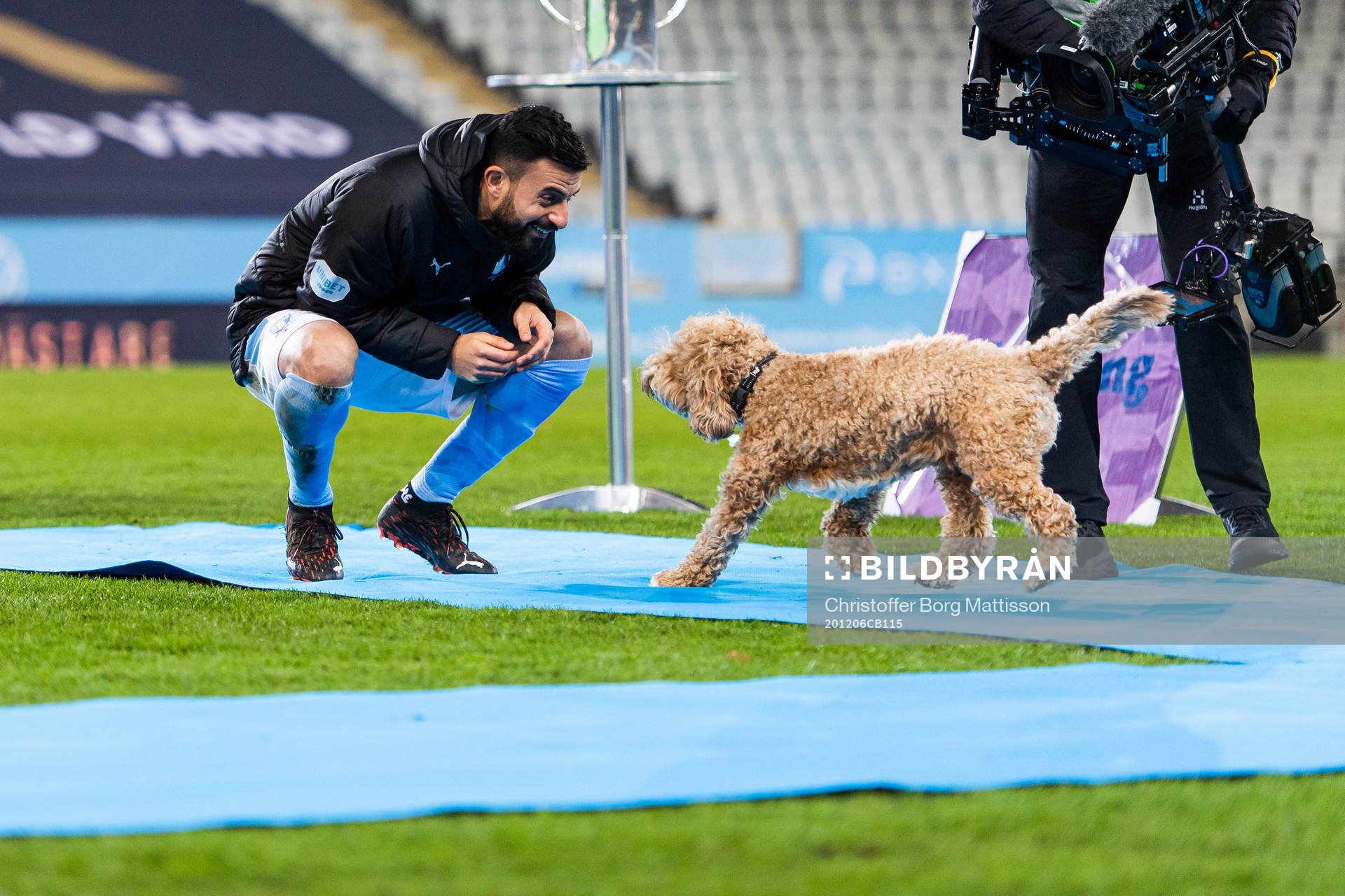 Malmö FFs Behrang Safari med sin hund Dante när han hyllas