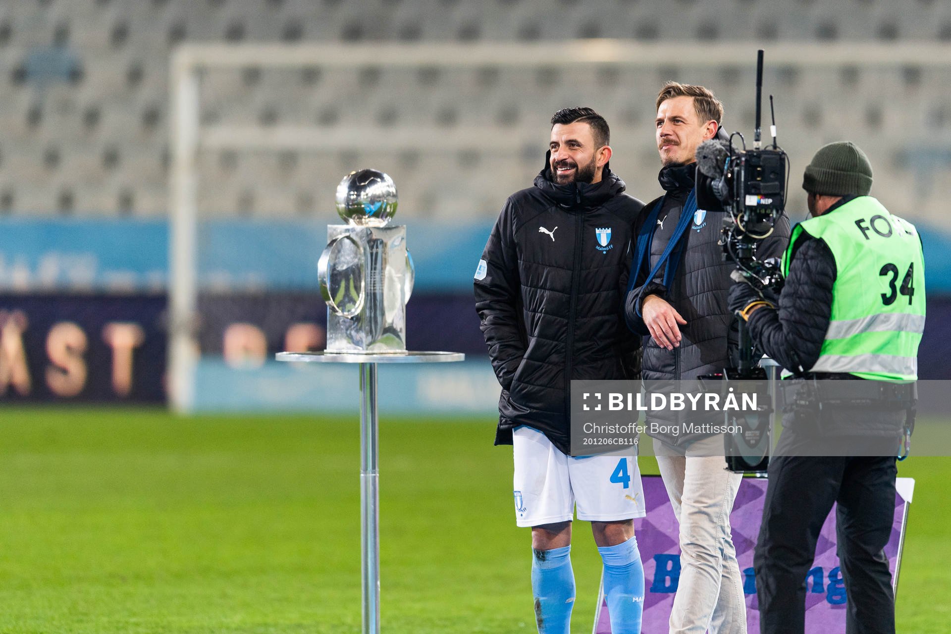 Malmö FFs Behrang Safari hyllas och står