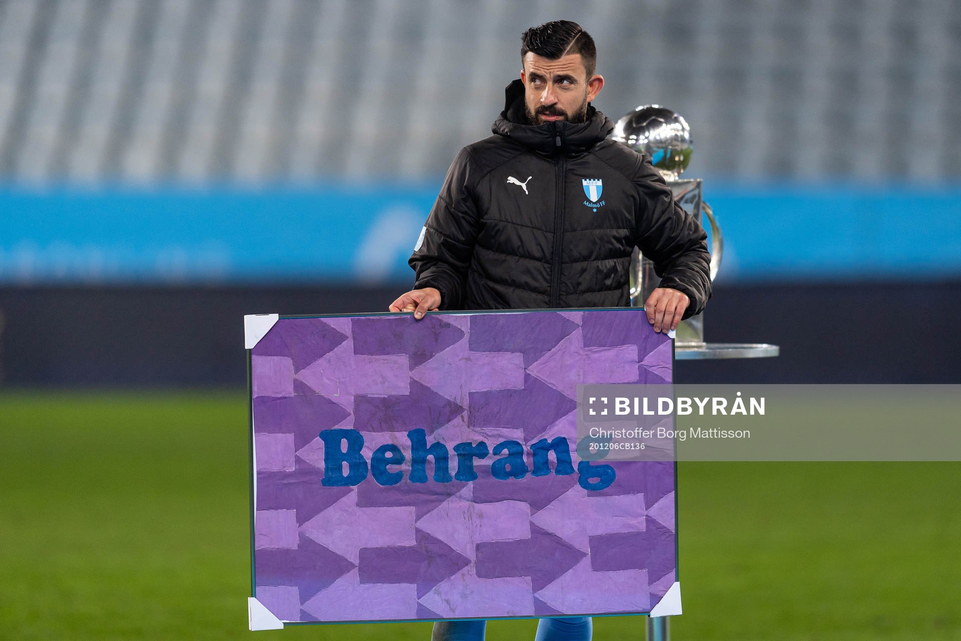 Malmö FFs Behrang Safari med en gåva från Skånetrafiken