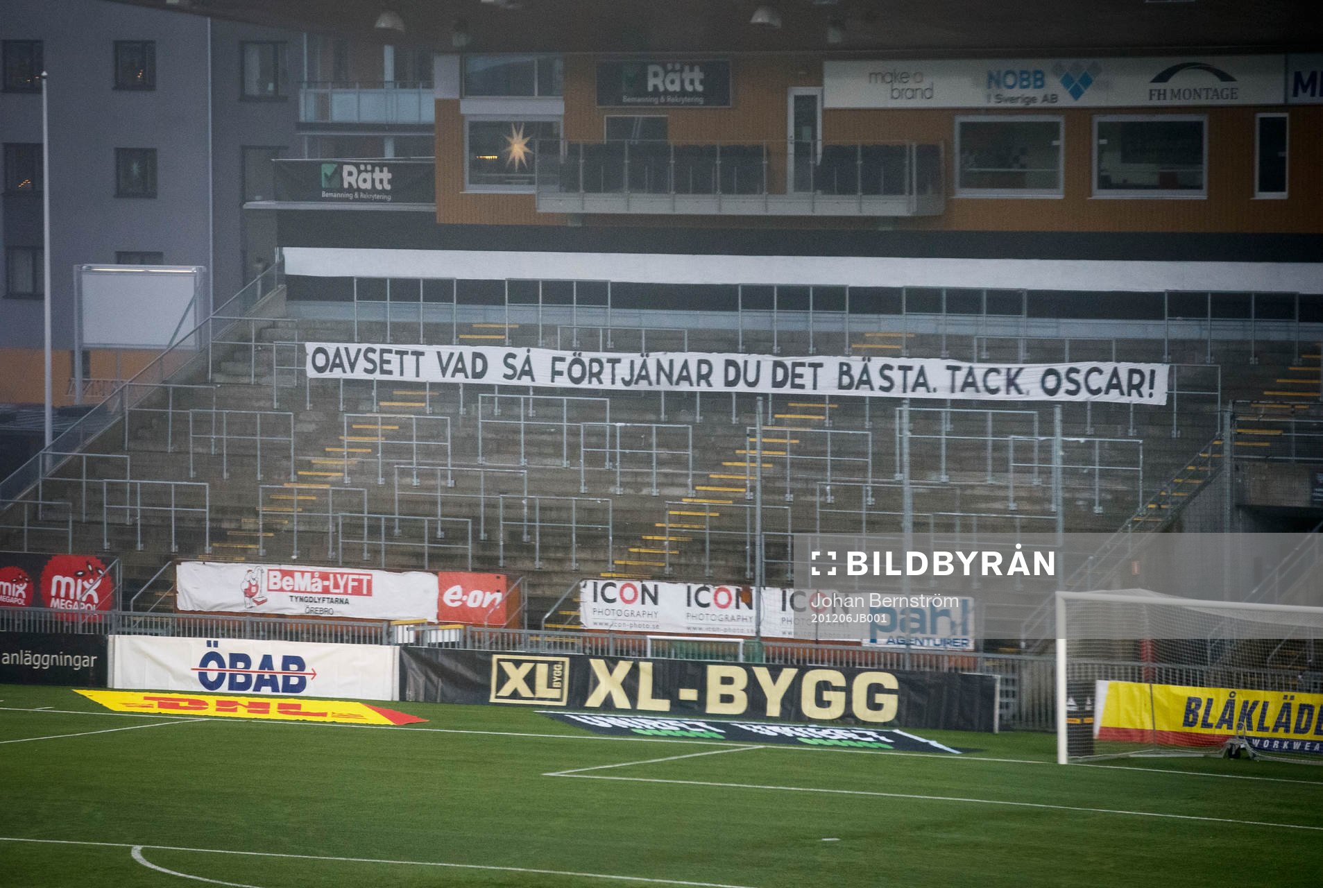 En banderoll med en hyllning till Örebros målvakt Oscar