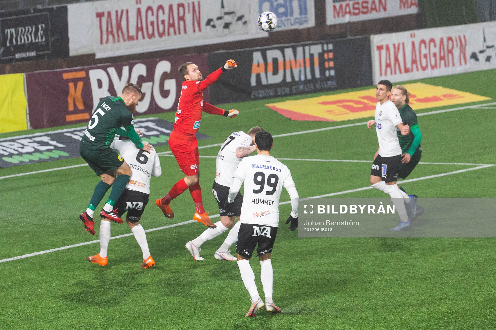Örebros målvakt Oscar Jansson boxar undan bollen