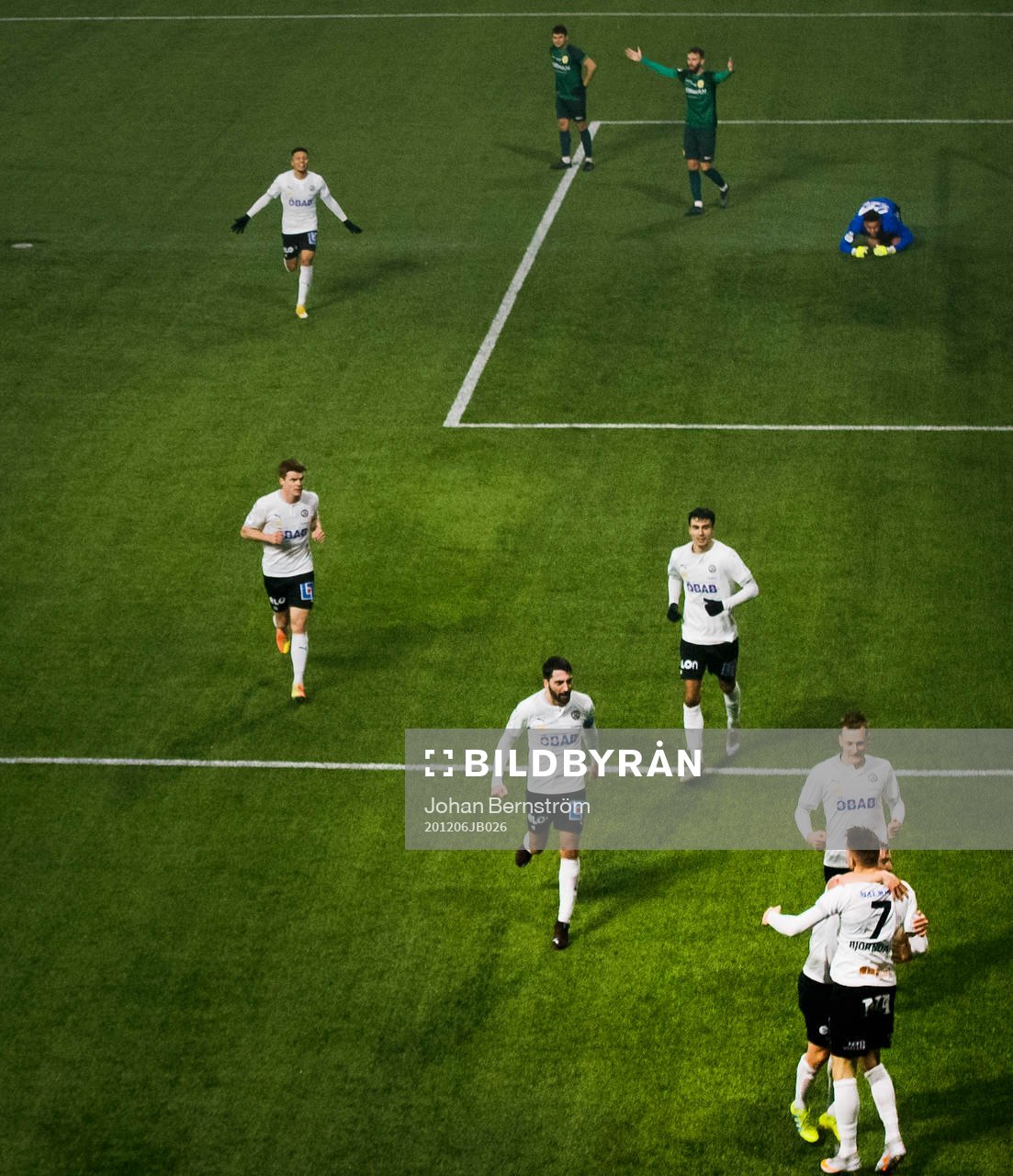 Örebros Erik Björndahl gör 2-1 och jublar med Nahir