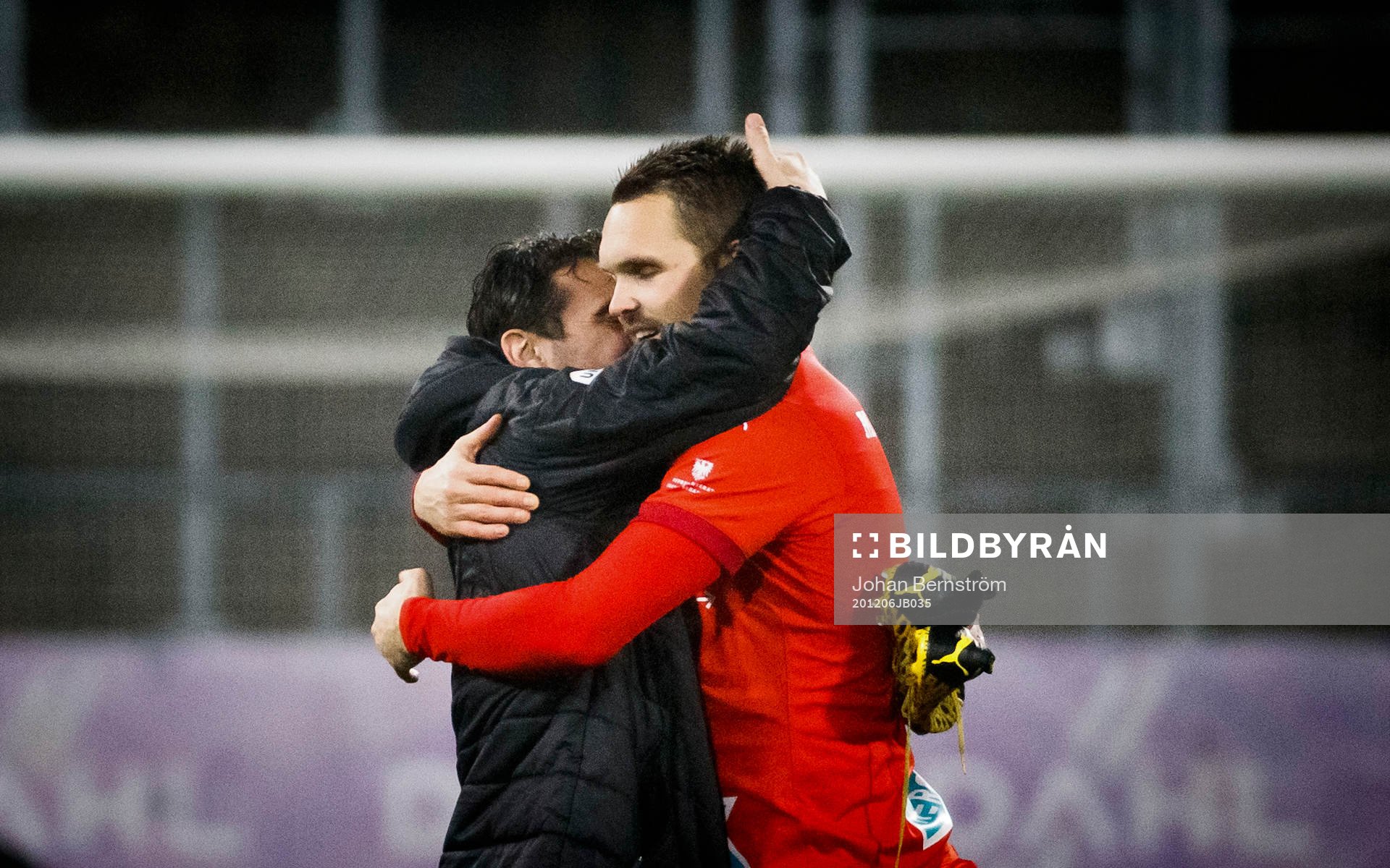 Örebros målvakt Oscar Jansson och Nordin Gerzic kramas