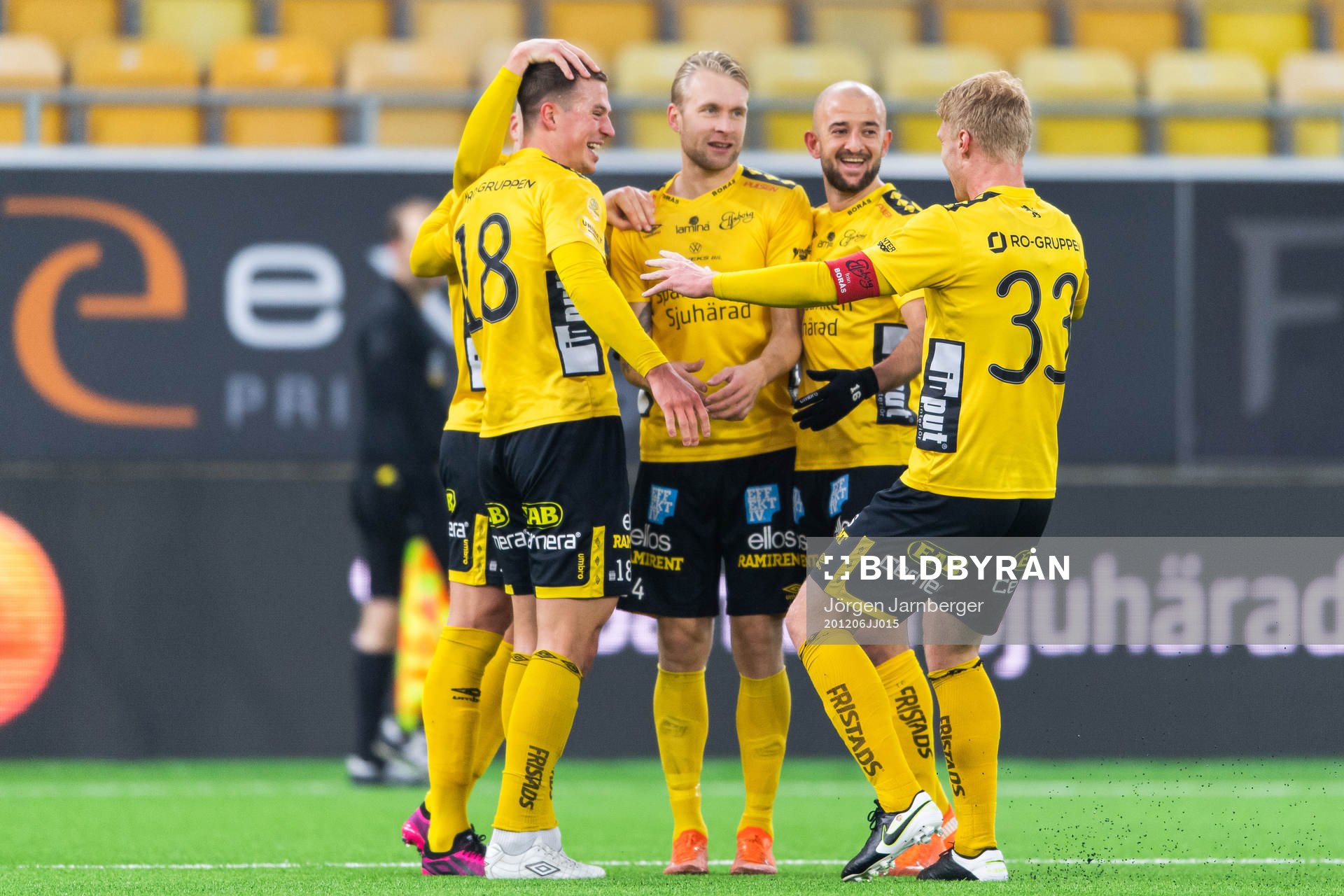 Elfsborgs Simon Olsson jublar med lagkamrater
