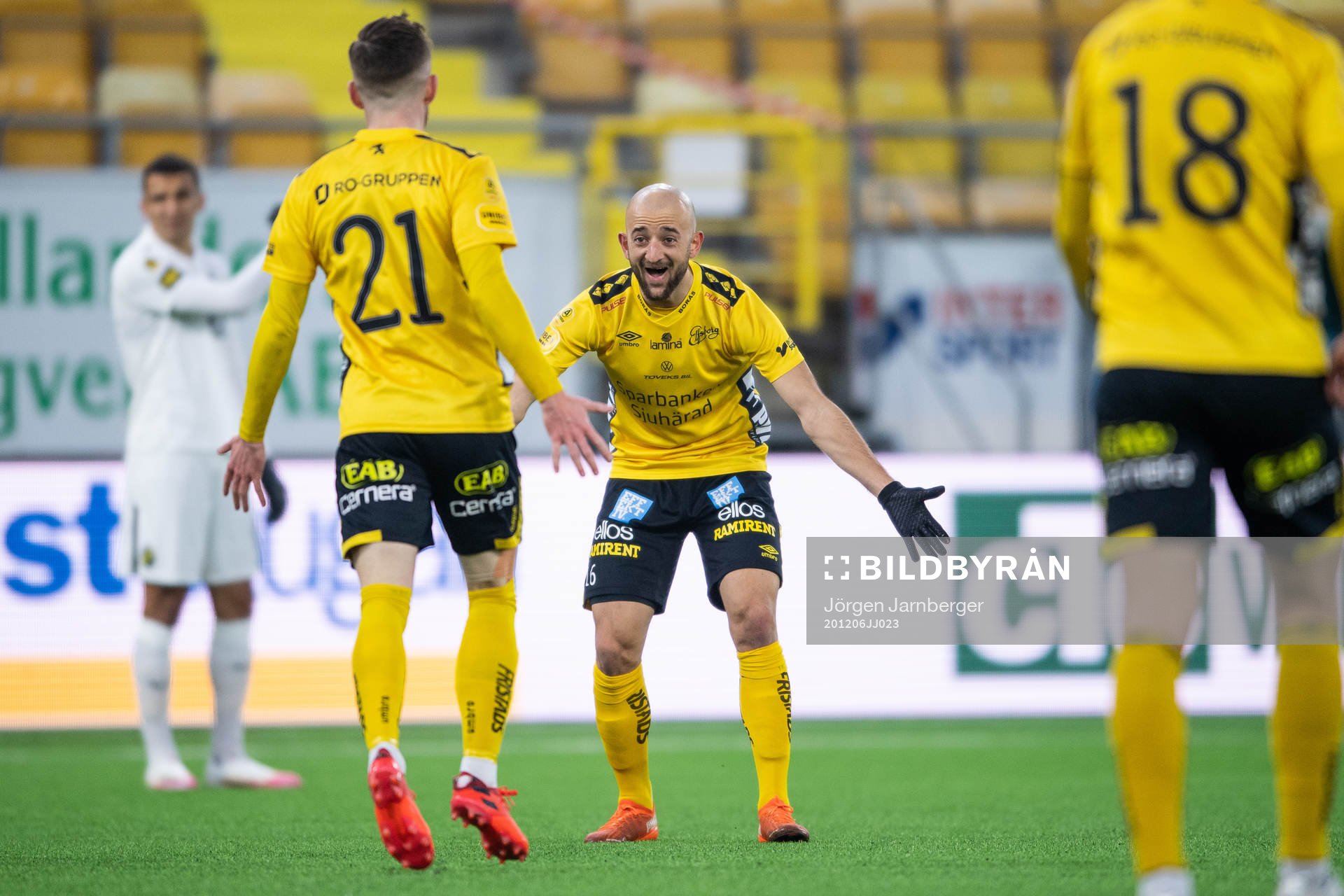 Elfsborgs Robert Gojani jublar med Rasmus Alm (rygg mot