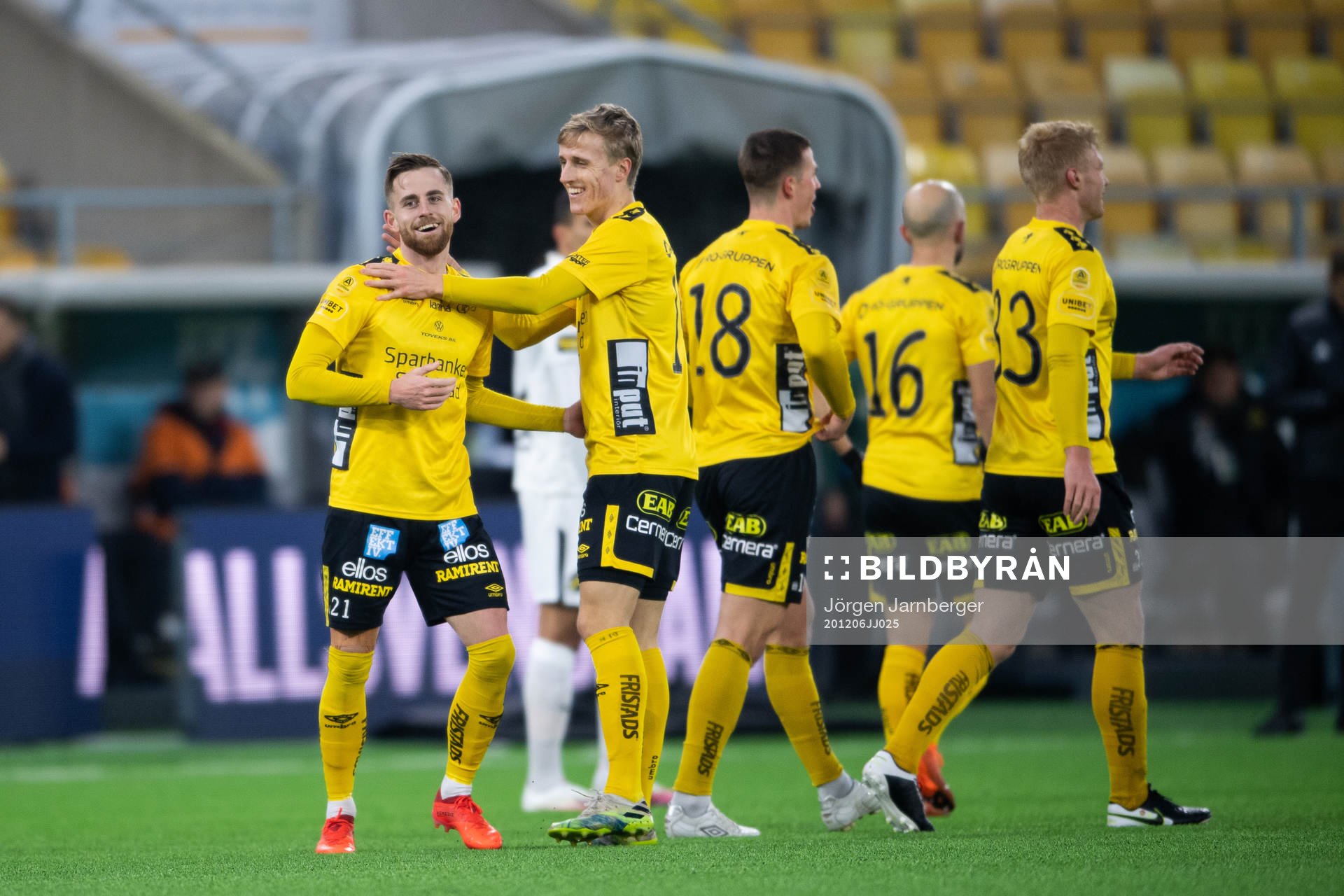 Elfsborgs Rasmus Alm klappas om av Jeppe Møldrup Okkels efter 2-0 under fotbollsmatchen i Allsvenskan mellan Elfsborg och AIK den 6 december 2020 i Borås.
