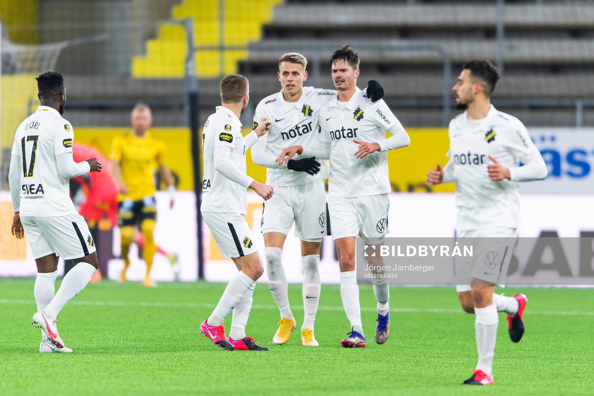 s Mikael Lustig jublar med lagkamrater