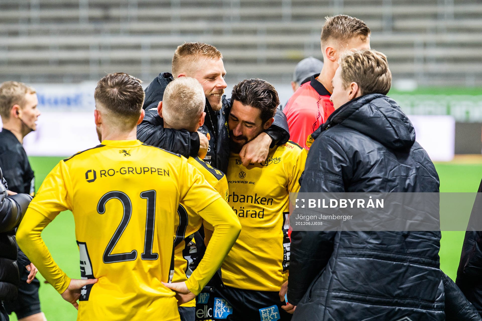 Elfsborgs Frederik Holst och Robert Gojani jublar