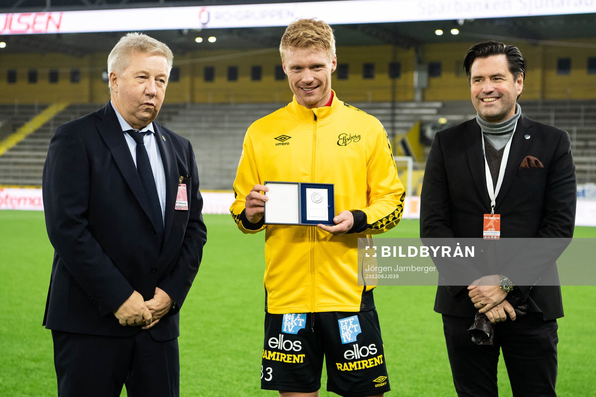 Elfsborgs Sivert Nilsen tar emot pris för andraplatsen i