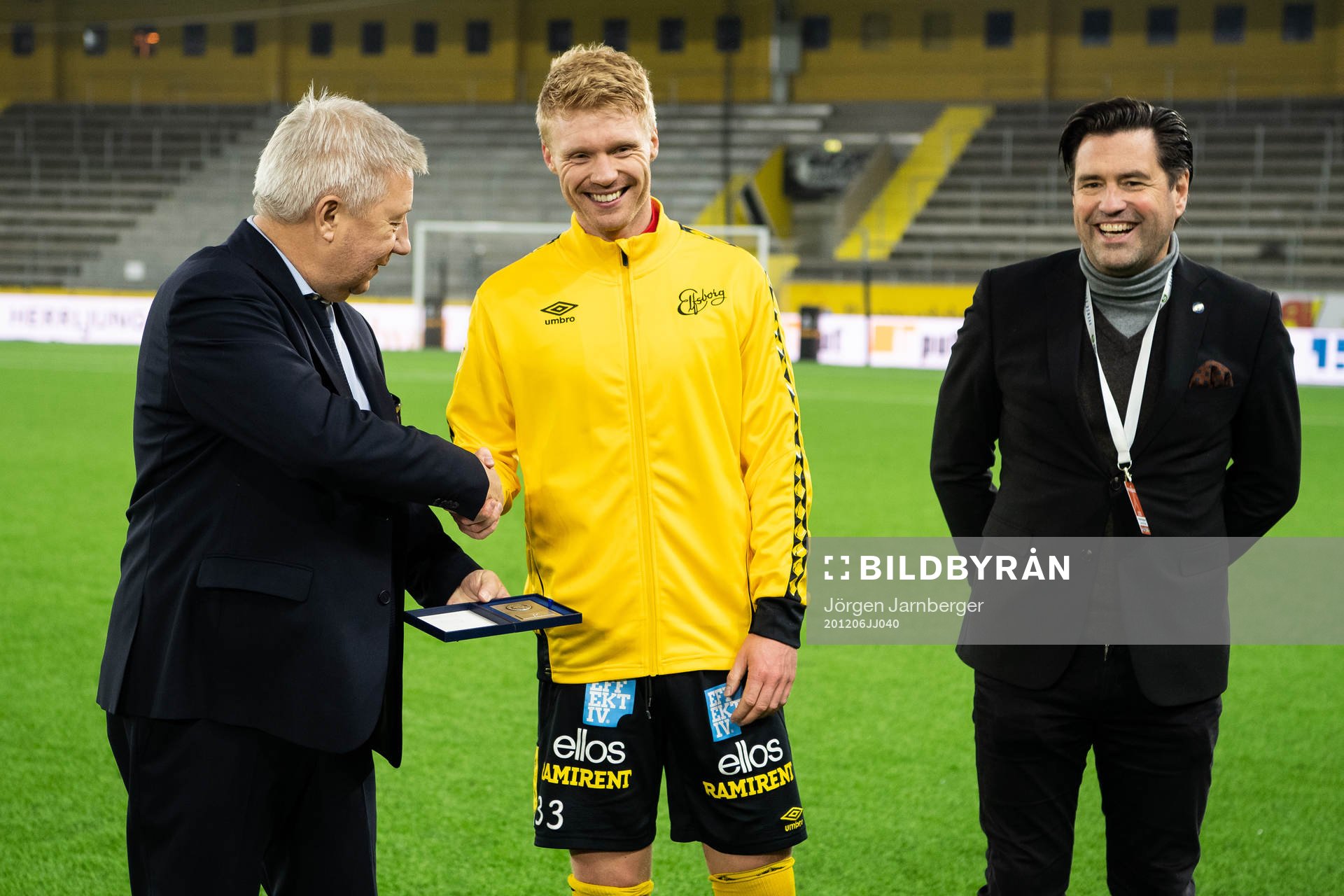 Elfsborgs Sivert Nilsen tar emot pris för andraplatsen i
