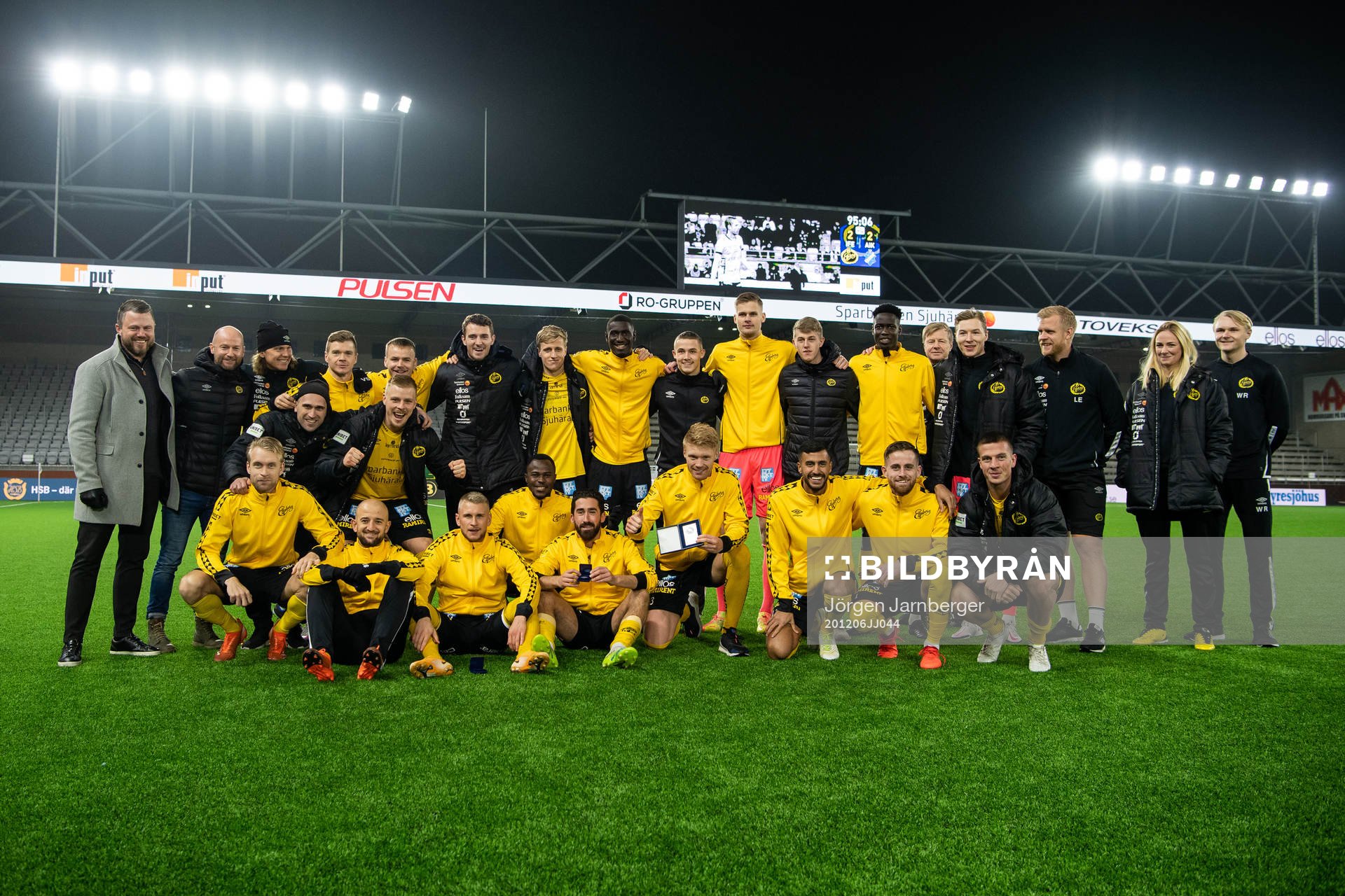 Elfsborgs spelare och ledare jublar efter fotbollsmatchen i Allsvenskan mellan Elfsborg och AIK den 6 december 2020 i Borås.