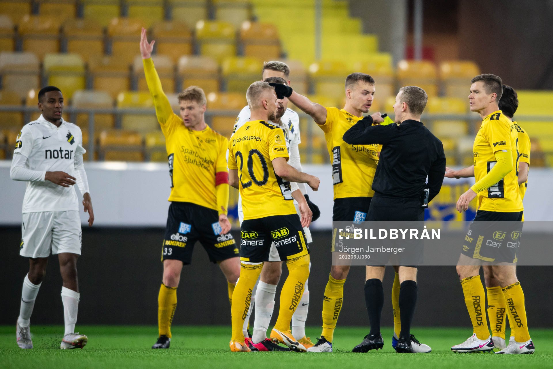 Spelare protesterar under fotbollsmatchen i Allsvenskan mellan Elfsborg och AIK den 6 december 2020 i Borås.