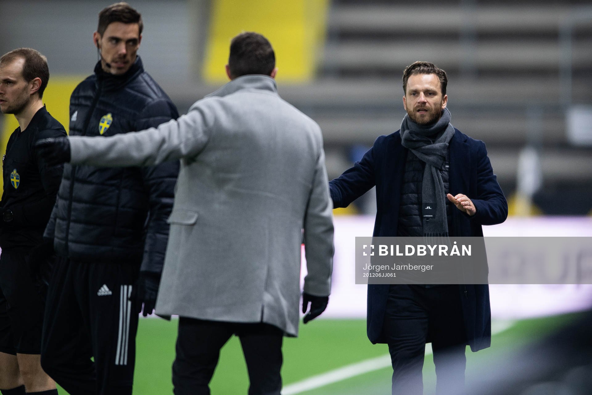 s tränare Bartosz Grzelak diskuterar med Elfsborgs manager