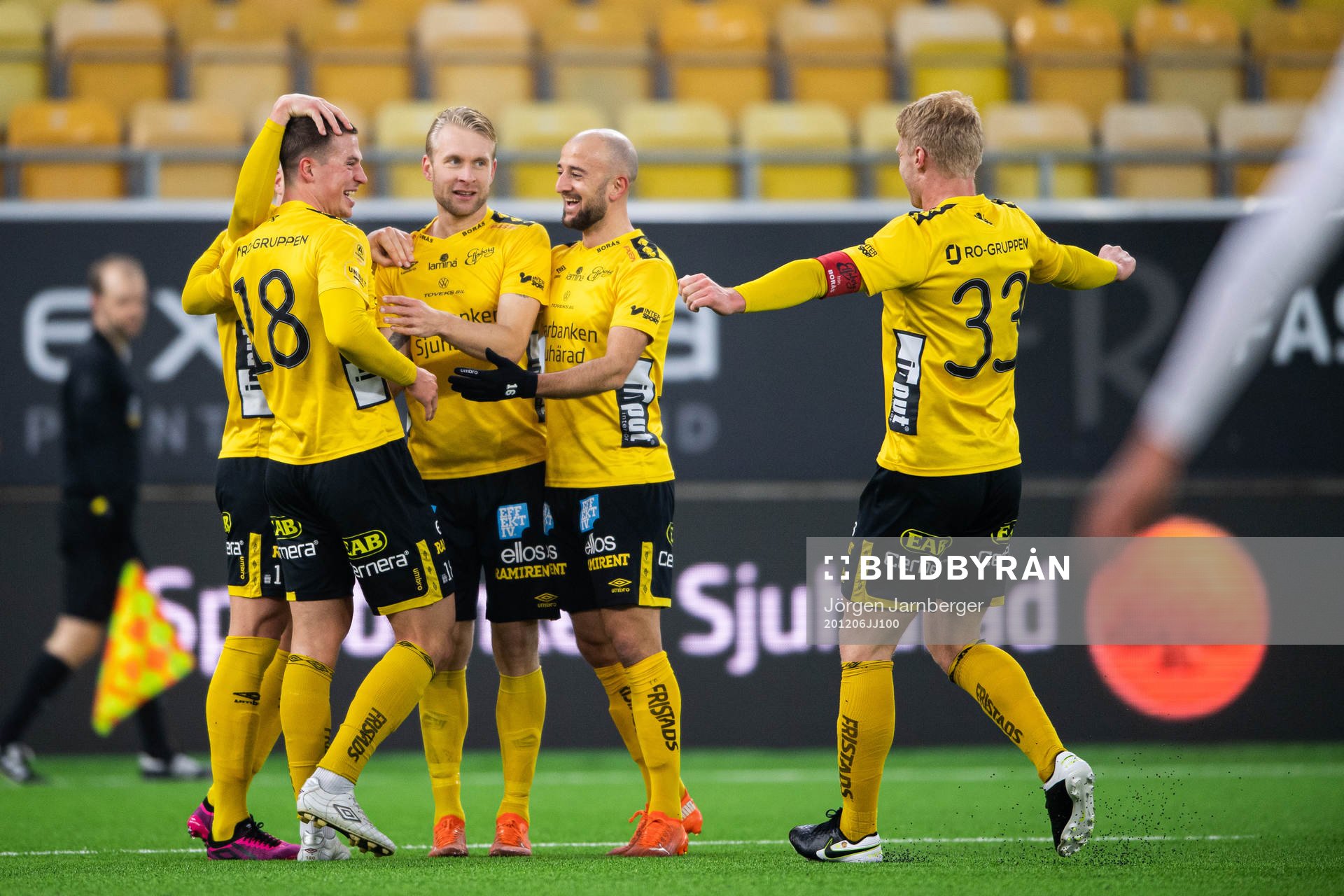 Elfsborgs Simon Olsson jublar med Johan Larsson, Robert
