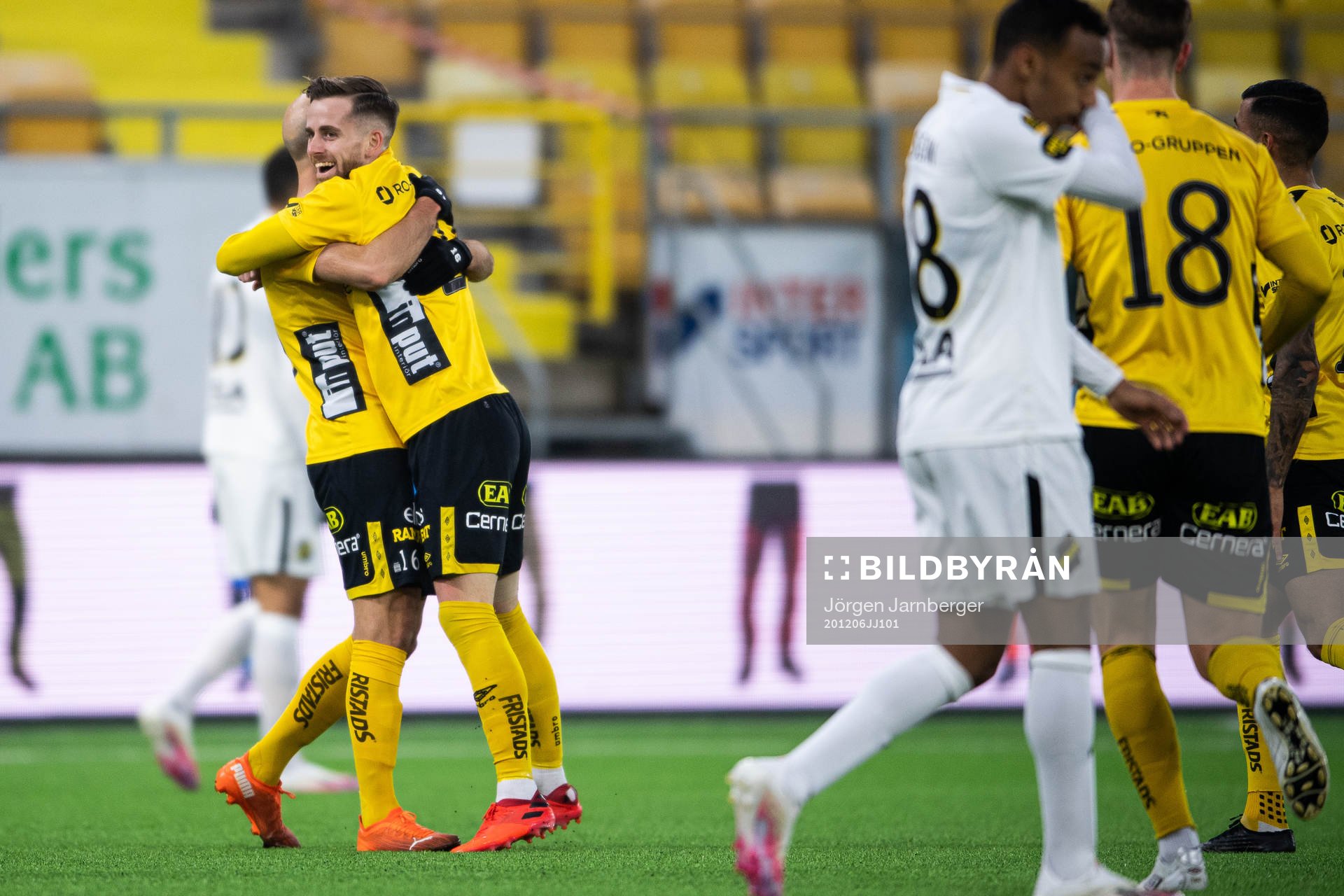 Elfsborgs Rasmus Alm jublar med Robert Gojani efter 2-0 under fotbollsmatchen i Allsvenskan mellan Elfsborg och AIK den 6 december 2020 i Borås.