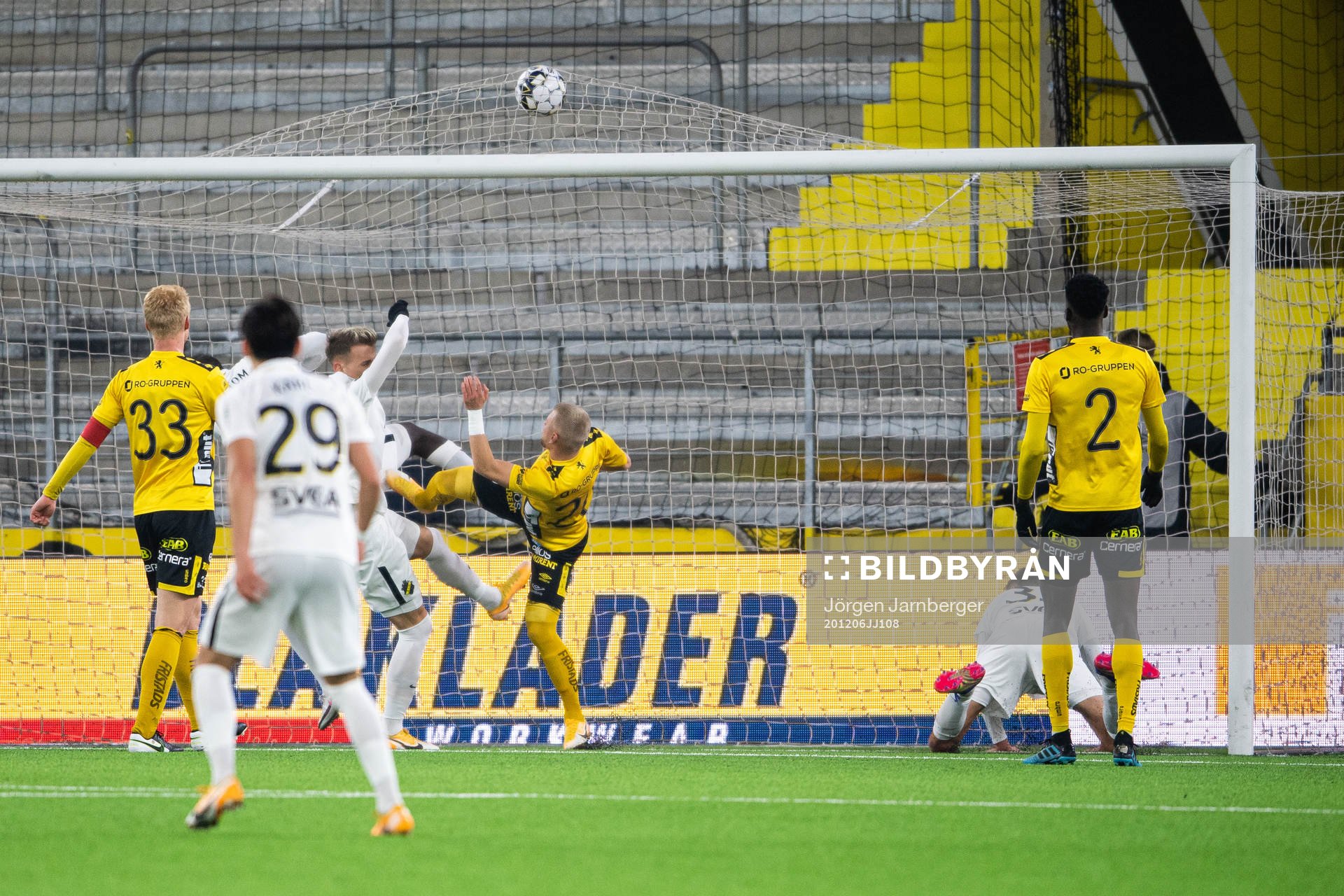 s Mikael Lustig (liggande till höger) gör 2-2