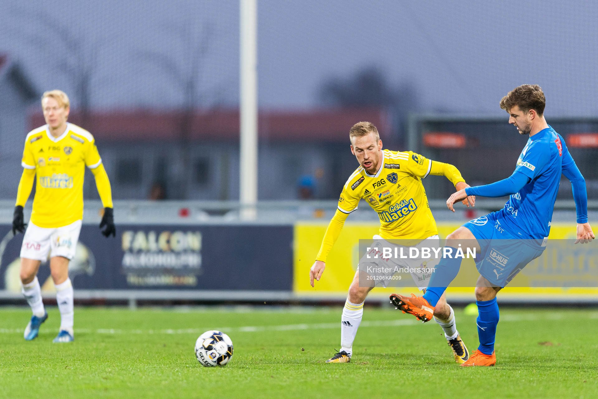 Falkenbergs Tobias Englund och Mjällbys Joel Nilsson