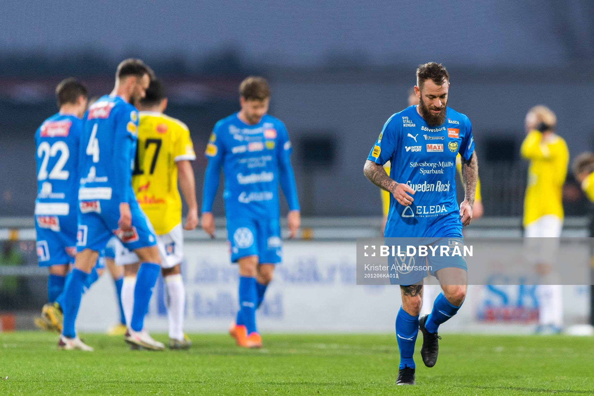 Mjällbys Martin Spelmann skadad under fotbollsmatchen i Allsvenskan mellan Falkenberg och Mjällby den 6 december 2020 i Falkenberg.