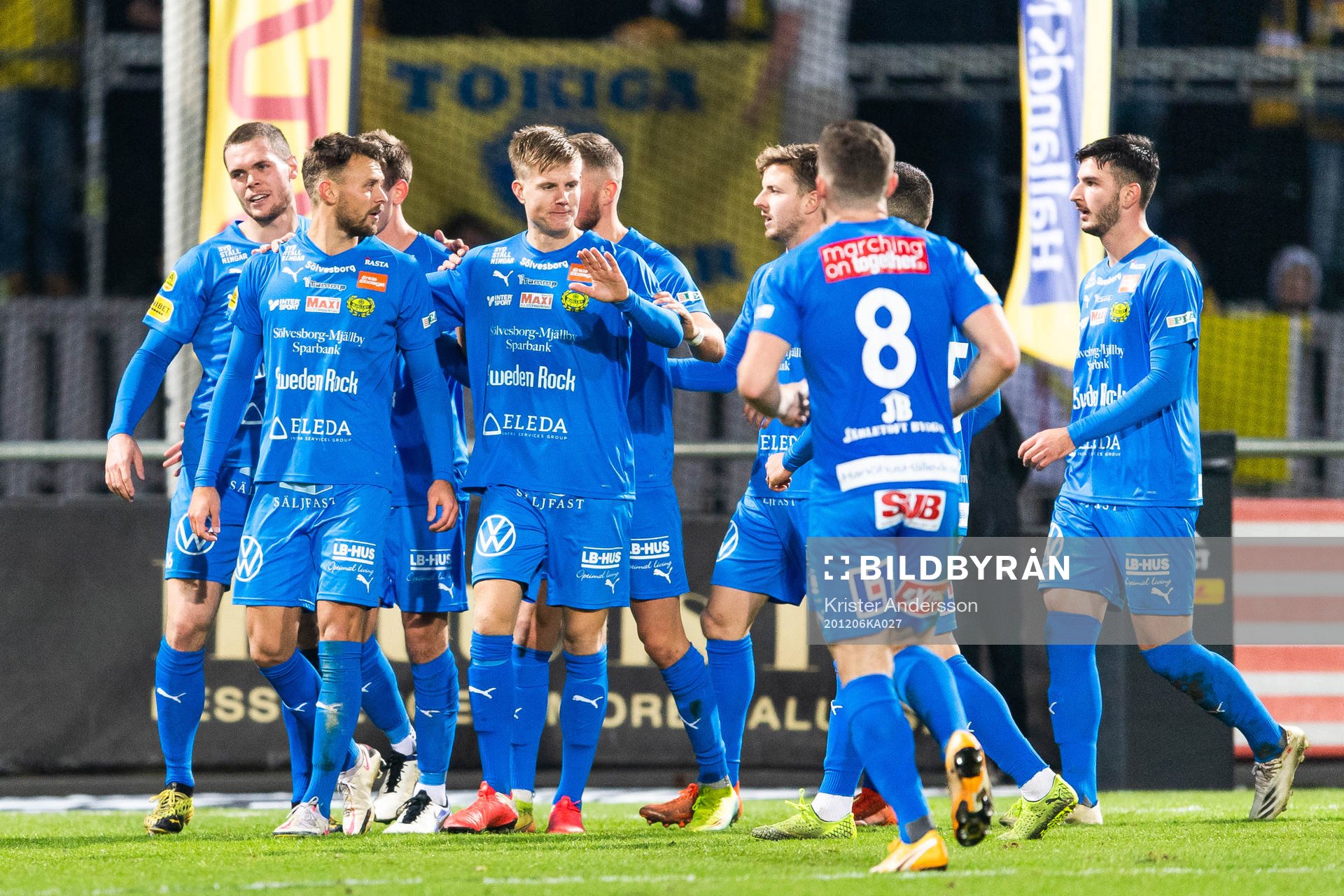 Mjällbys Max Watson jublar med lagkamrater