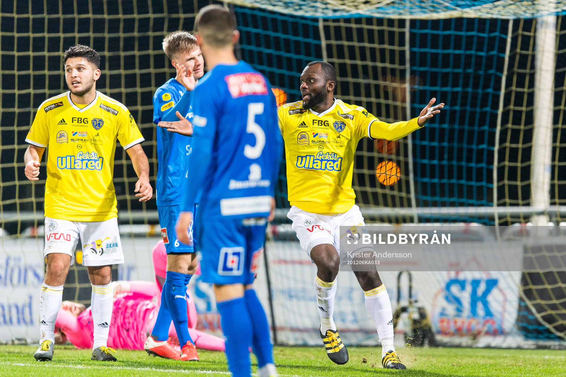 Falkenbergs John Chibuike reagerar på ett bortdömt mål