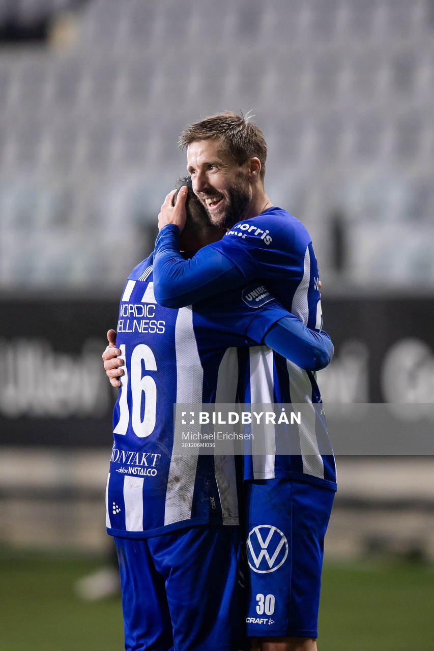 IFK Göteborgs Mattias Bjärsmyr t.h. kramas om av Sargon