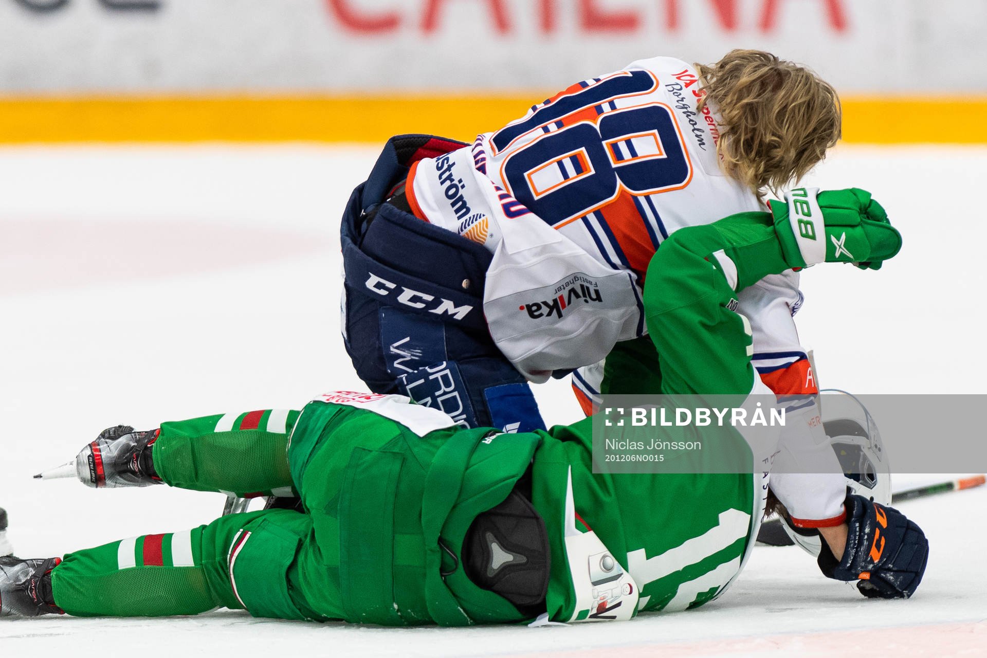 Rögles Simon Ryfors och Växjös Marcus Sylvegård slåss