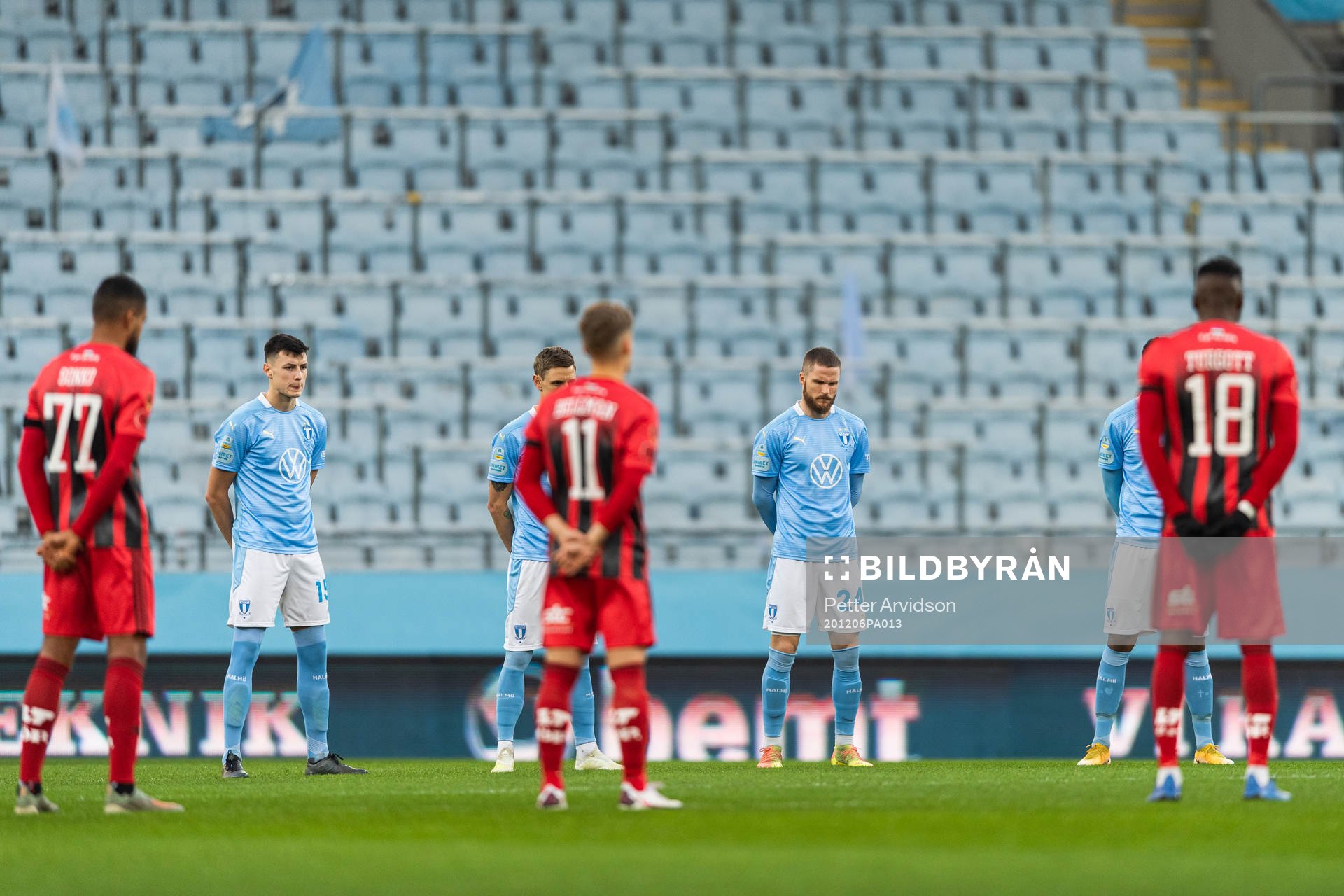 Malmö FFs Anel Ahmedhodzic och Lasse Nielsen i en tyst minut för Östersunds styrelseledamot Robert Sundqvist under fotbollsmatchen i Allsvenskan mellan Malmö FF och Östersund den 6 december 2020 i Malmö.