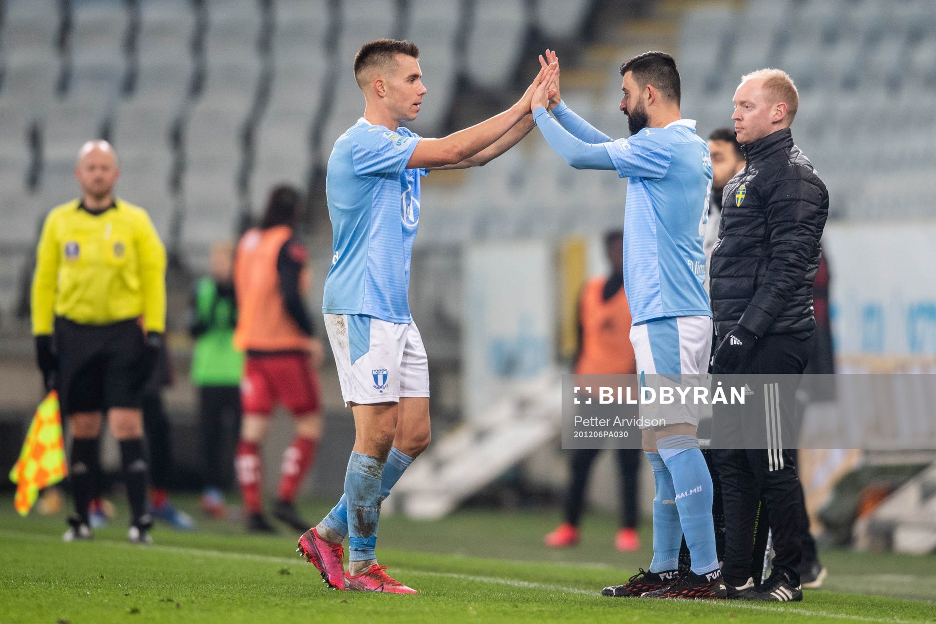 Malmö FFs Jonas Knudsen byts ut mot Behrang Safari