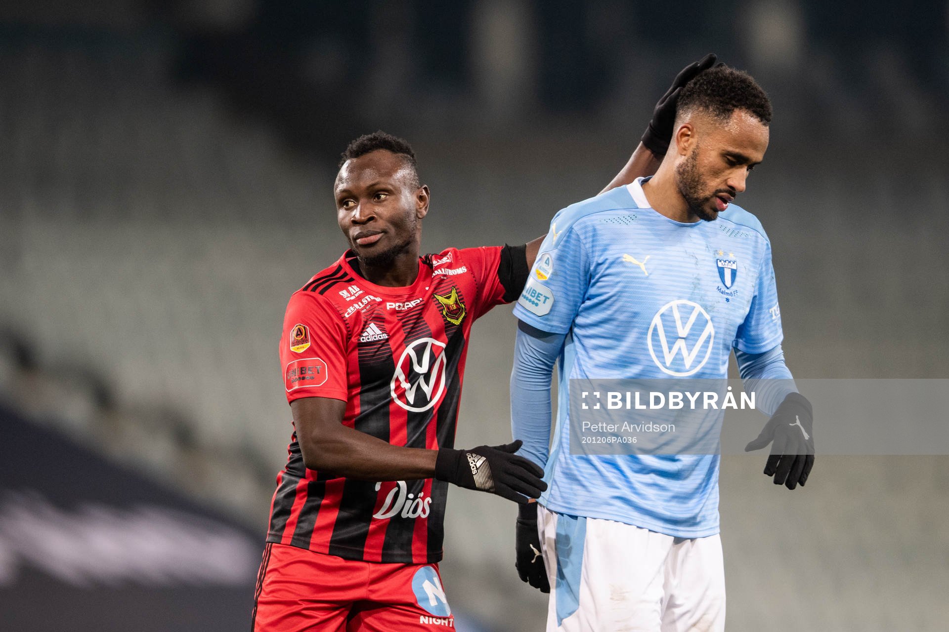 Östersunds Sam Mensiro och Malmö FFs Isaac Kiese Thelin