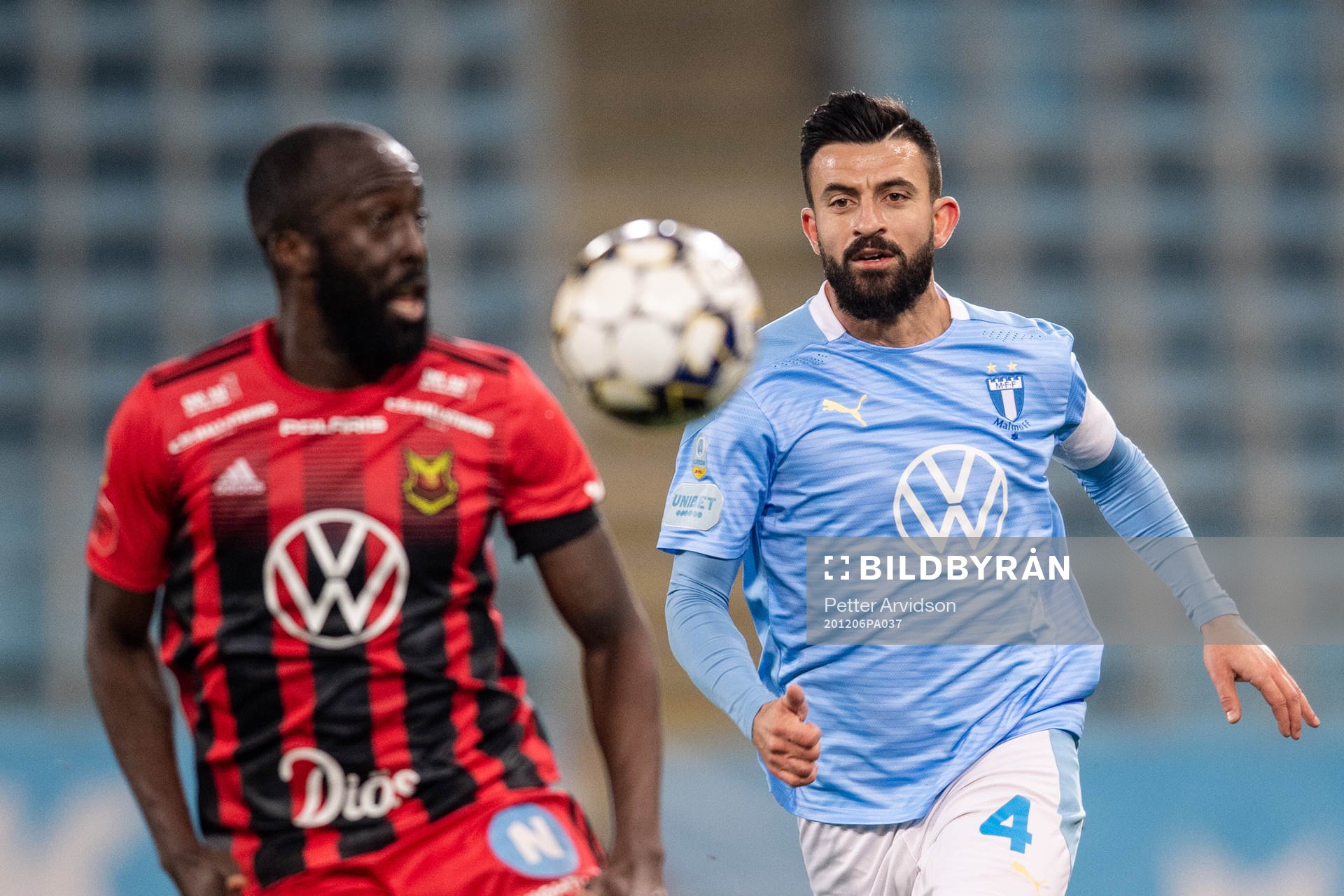 Östersunds Ronald Mukiibi och Malmö FFs Behrang Safari