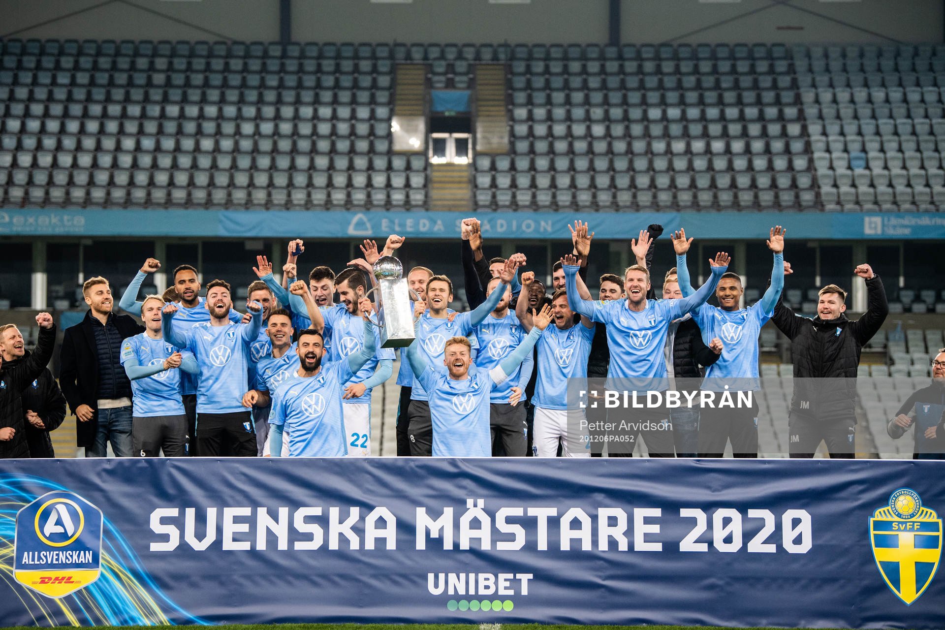 Malmö FFs spelare jublar med Lennart Johanssons pokal