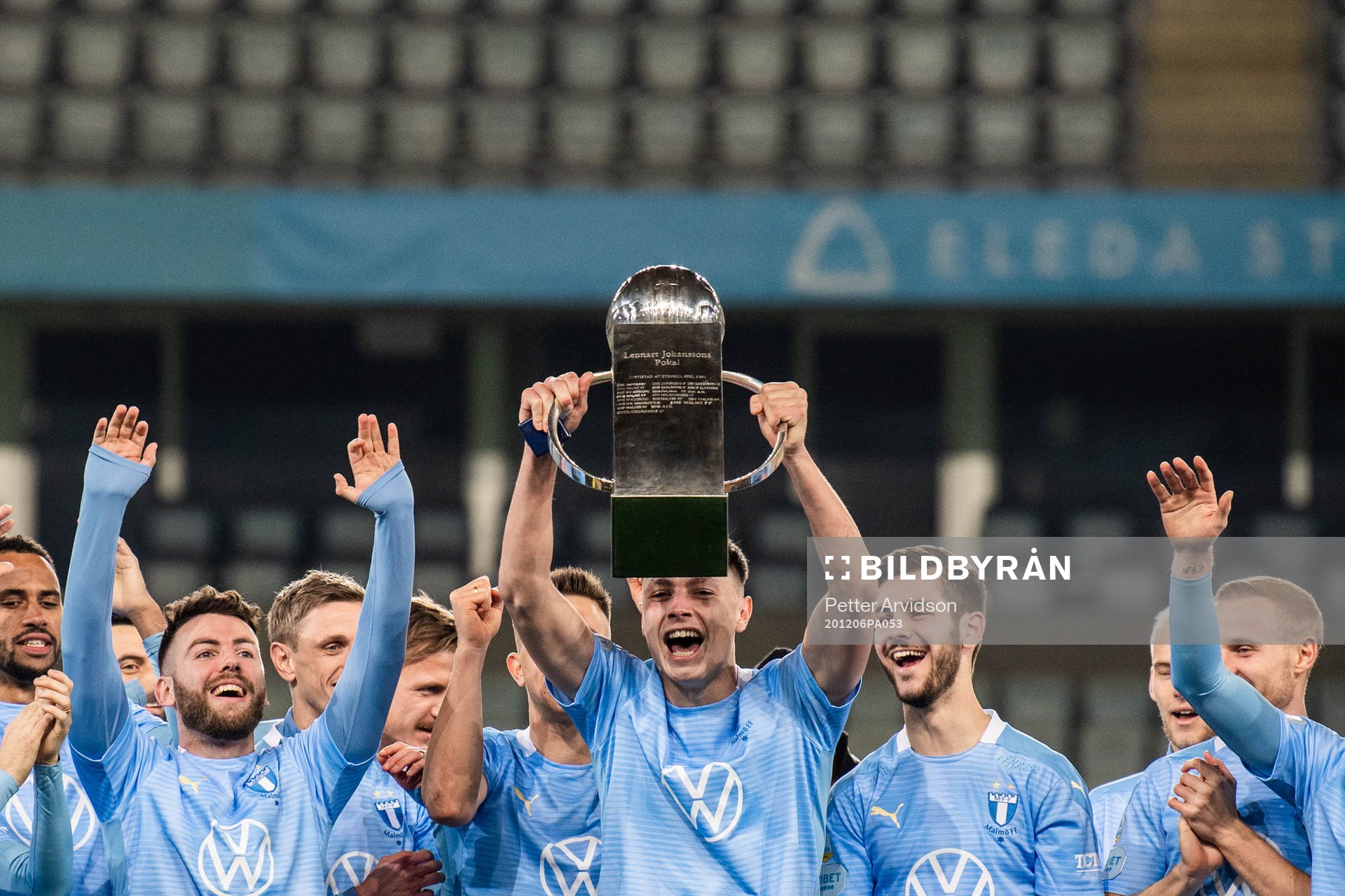 Malmö FFs Anel Ahmedhodzic  jublar med Lennart Johanssons