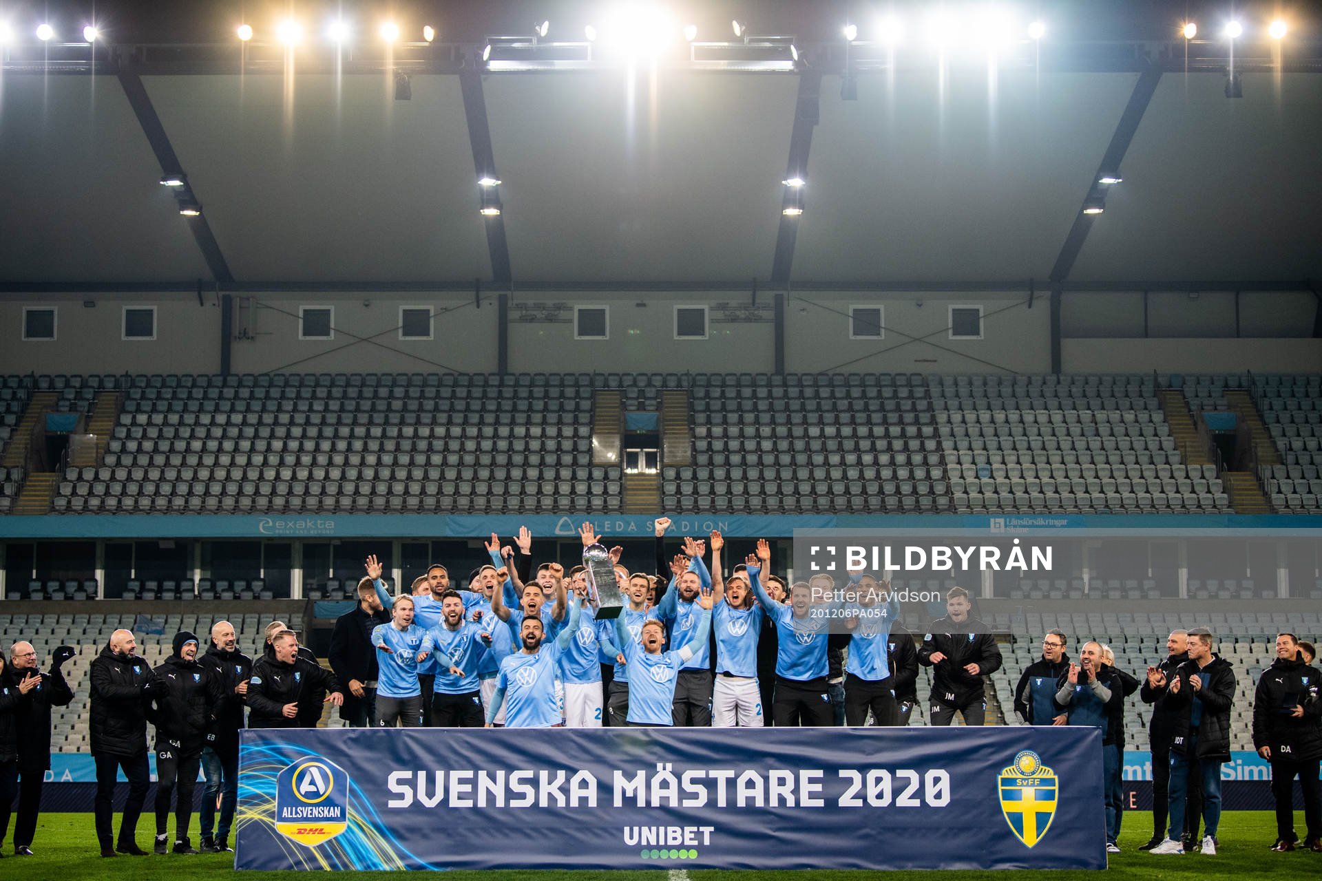 Malmö FFs spelare jublar med Lennart Johanssons pokal