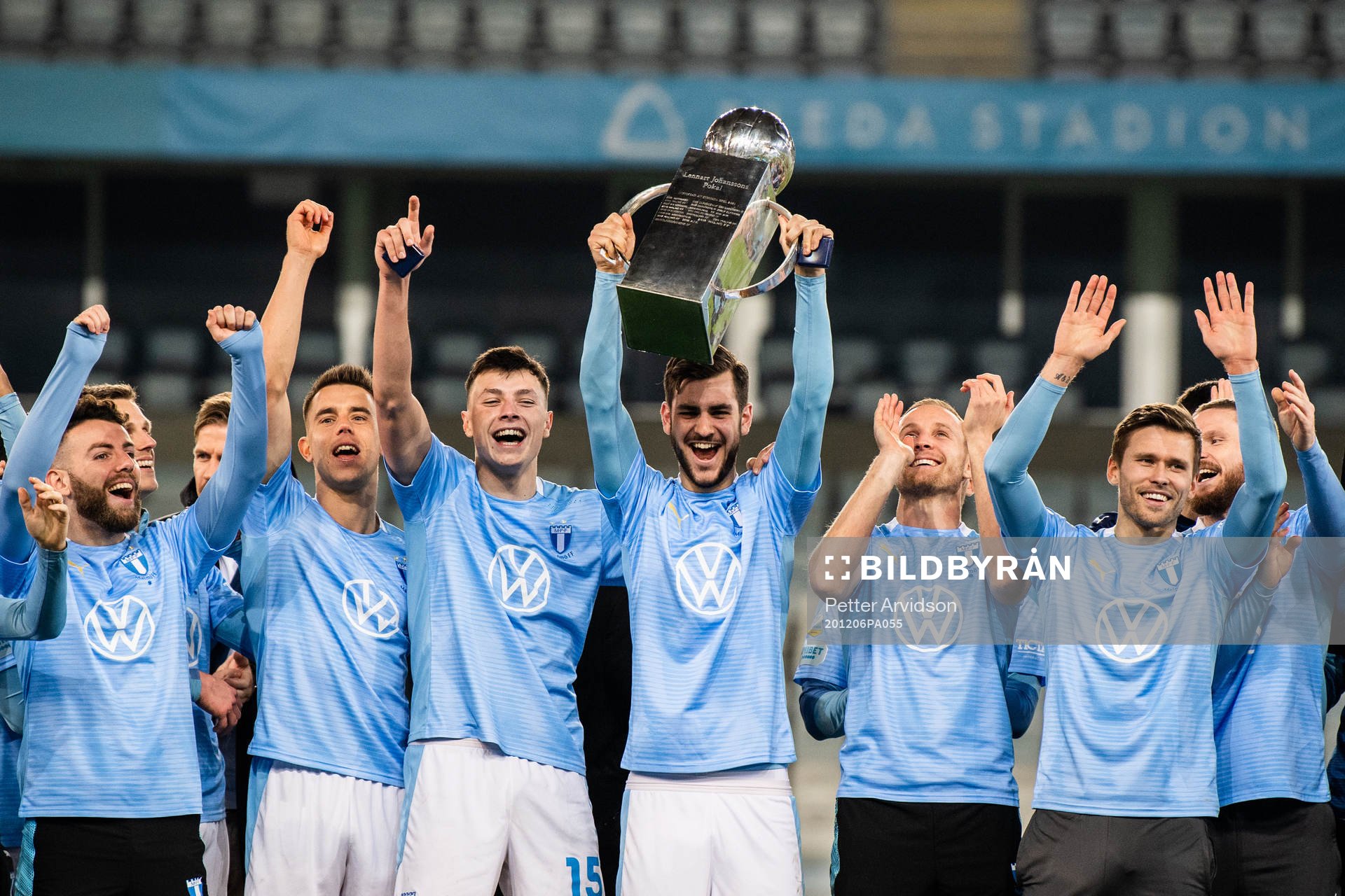 Malmö FFs Adi Nalic  jublar med Lennart Johanssons pokal