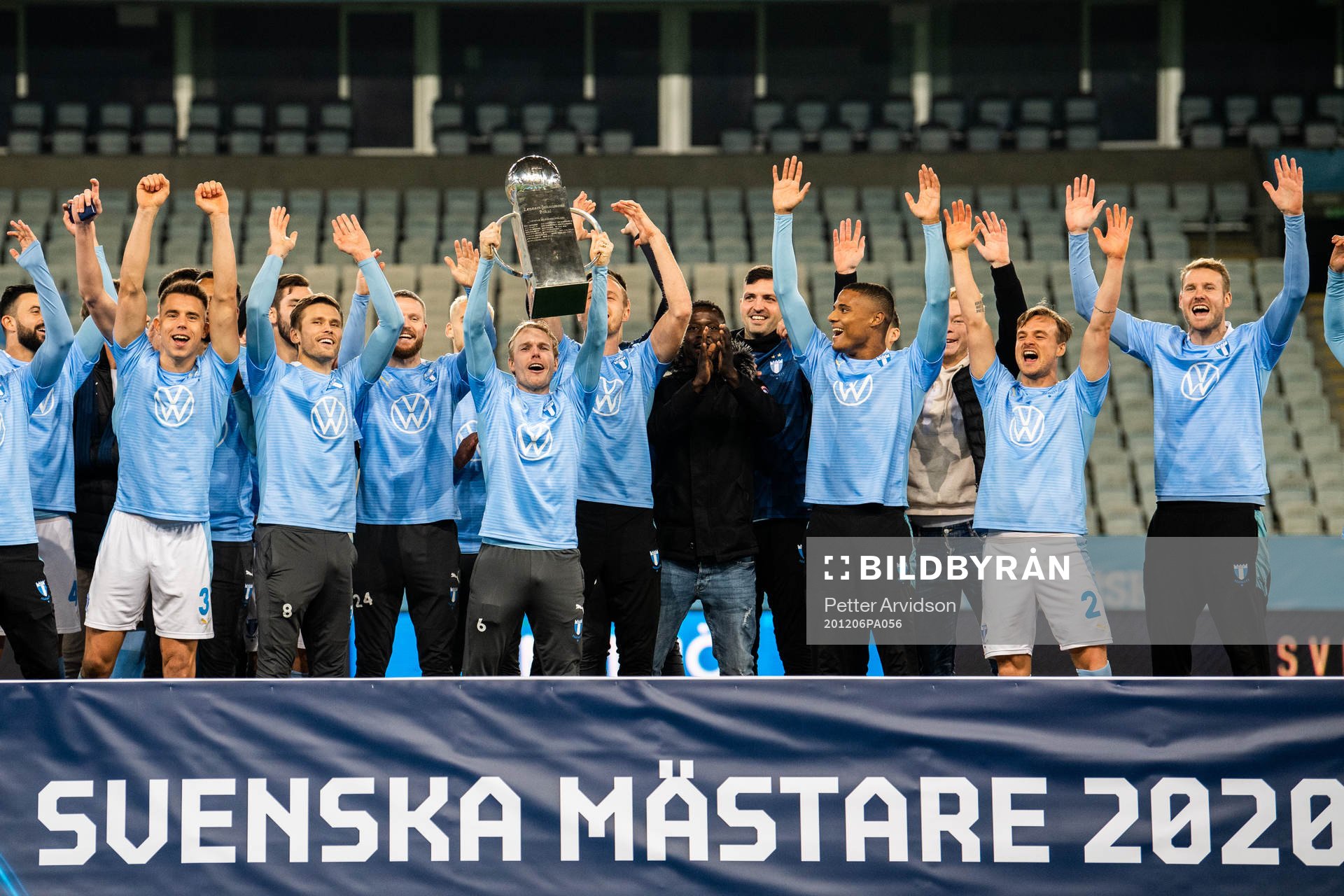 Malmö FFs Oscar Lewicki  jublar med Lennart Johanssons