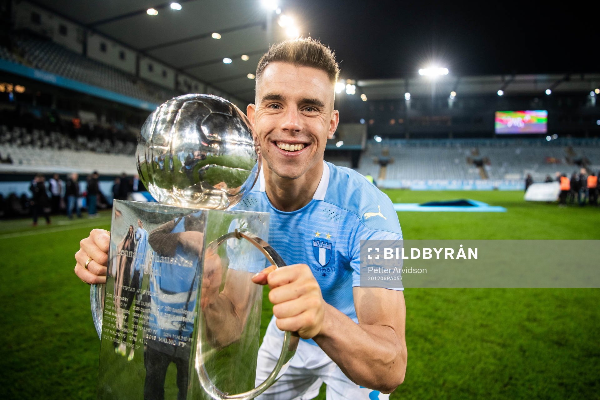 Malmö FFs Jonas Knudsen jublar med Lennart Johanssons pokal efter fotbollsmatchen i Allsvenskan mellan Malmö FF och Östersund den 6 december 2020 i Malmö.