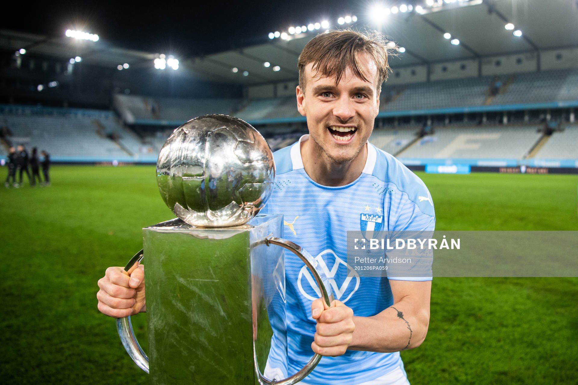 Malmö FFs Eric Larsson  jublar med Lennart Johanssons pokal