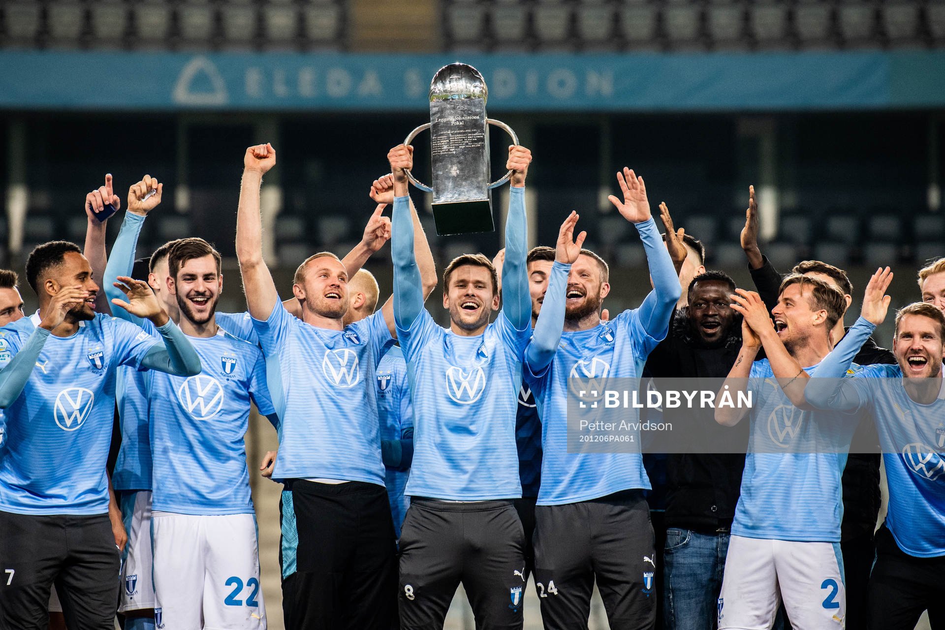 Malmö FFs spelare jublar med Lennart Johanssons pokal
