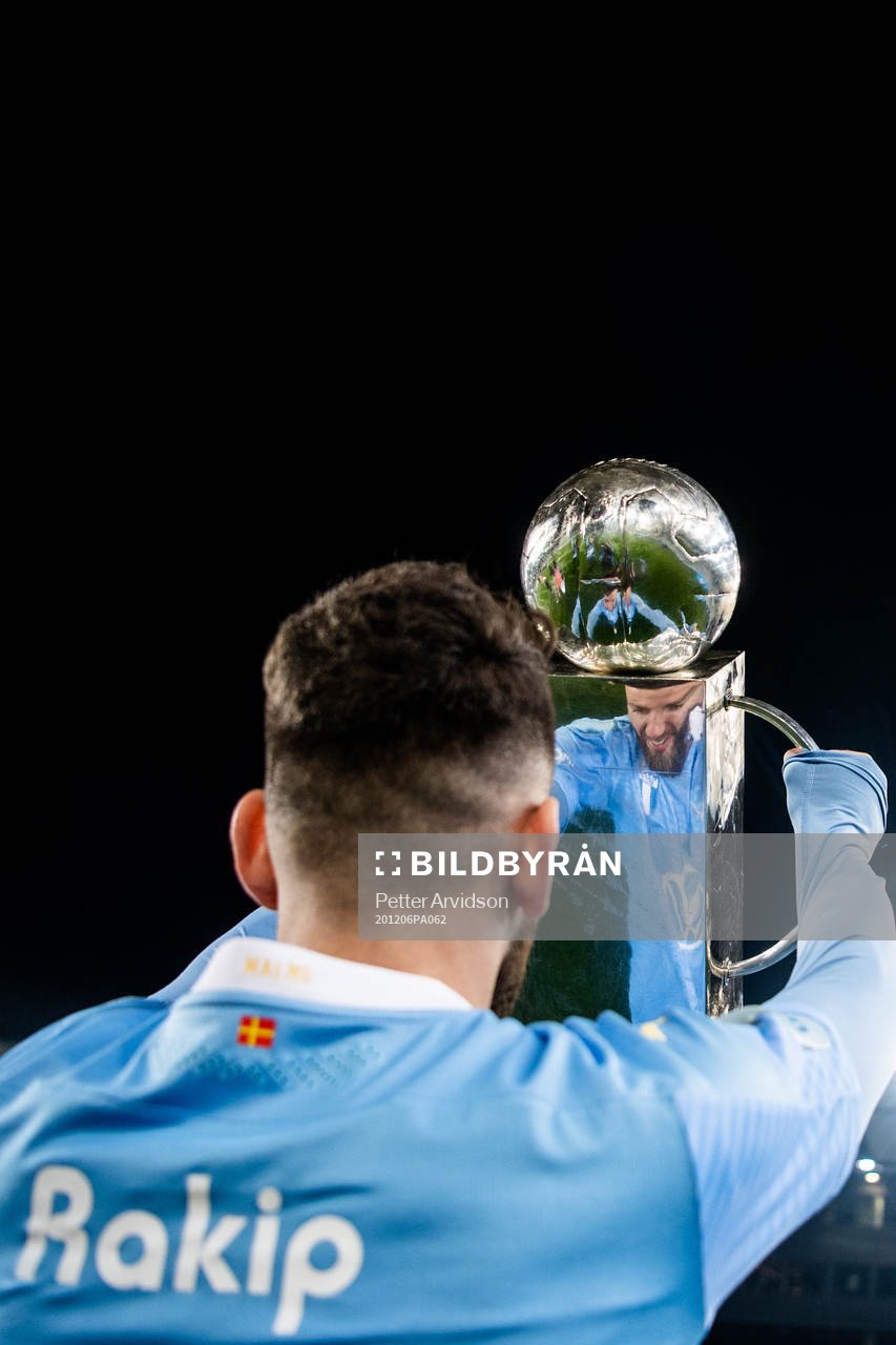 Malmö FFs Erdal Rakip jublar med Lennart Johanssons pokal