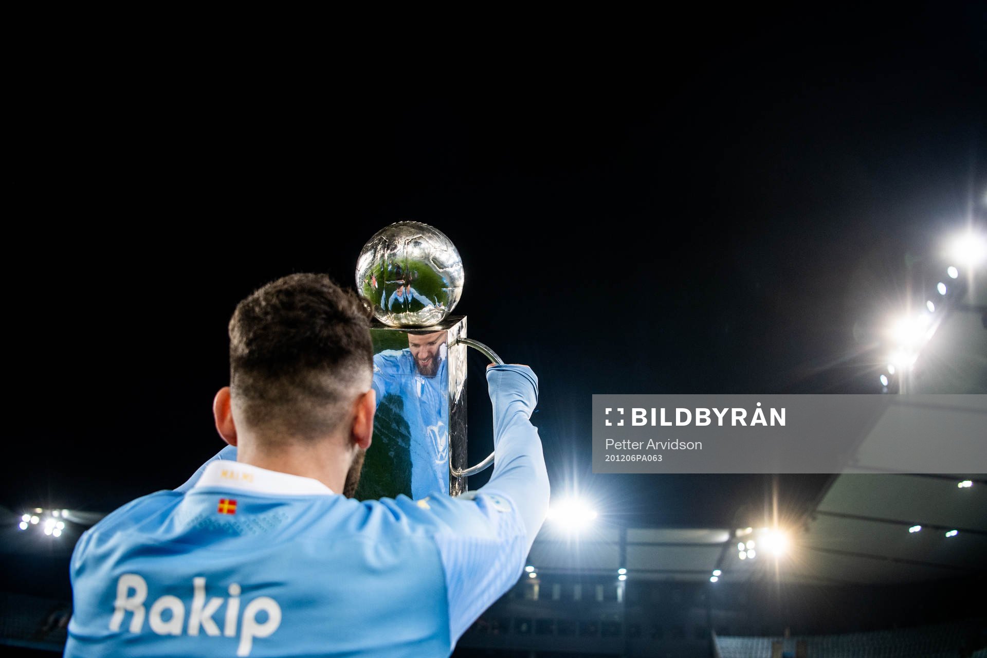 Malmö FFs Erdal Rakip jublar med Lennart Johanssons pokal