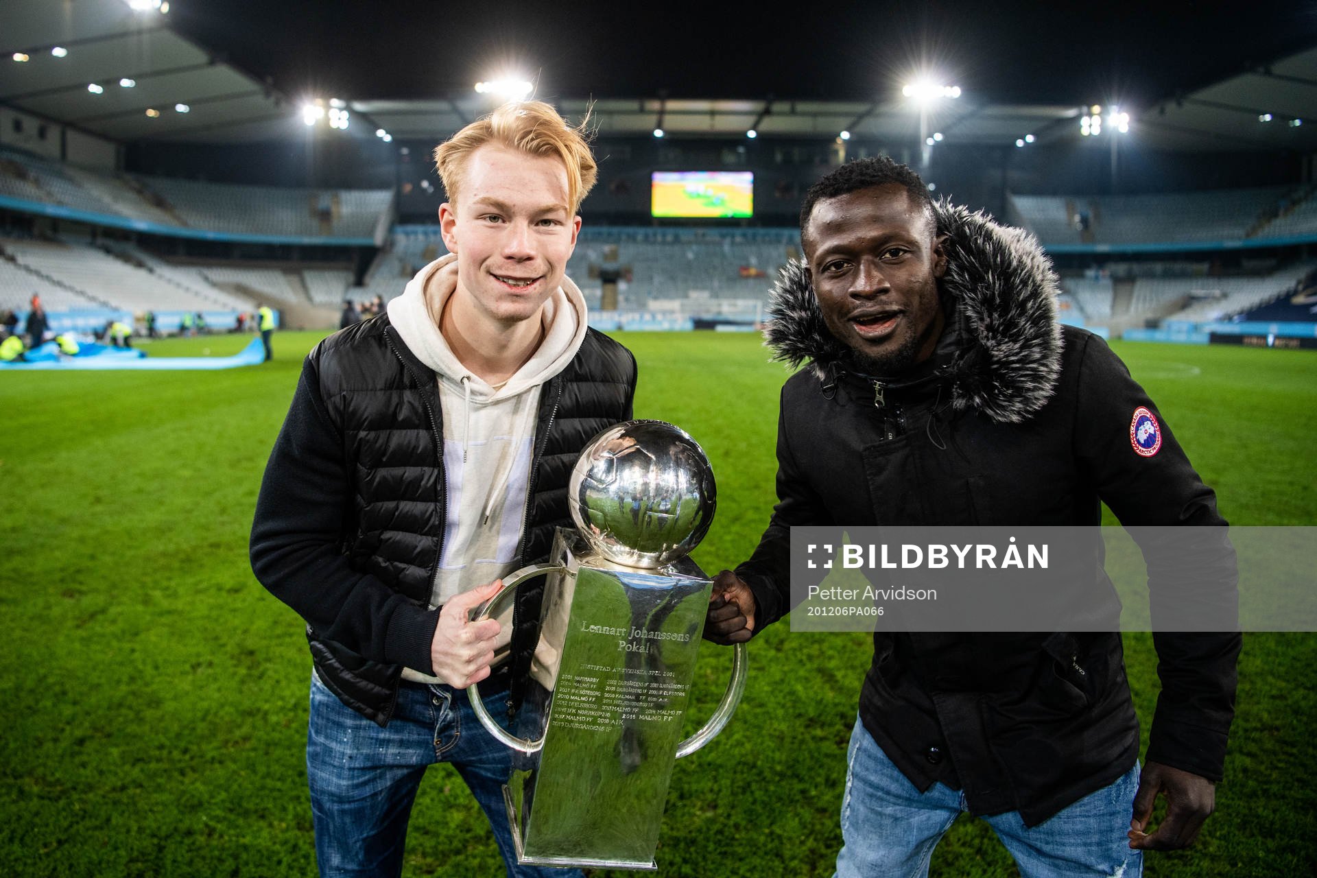 Malmö FFs Linus Borgström och Bonke Innocent jublar med Lennart Johanssons pokal efter fotbollsmatchen i Allsvenskan mellan Malmö FF och Östersund den 6 december 2020 i Malmö.