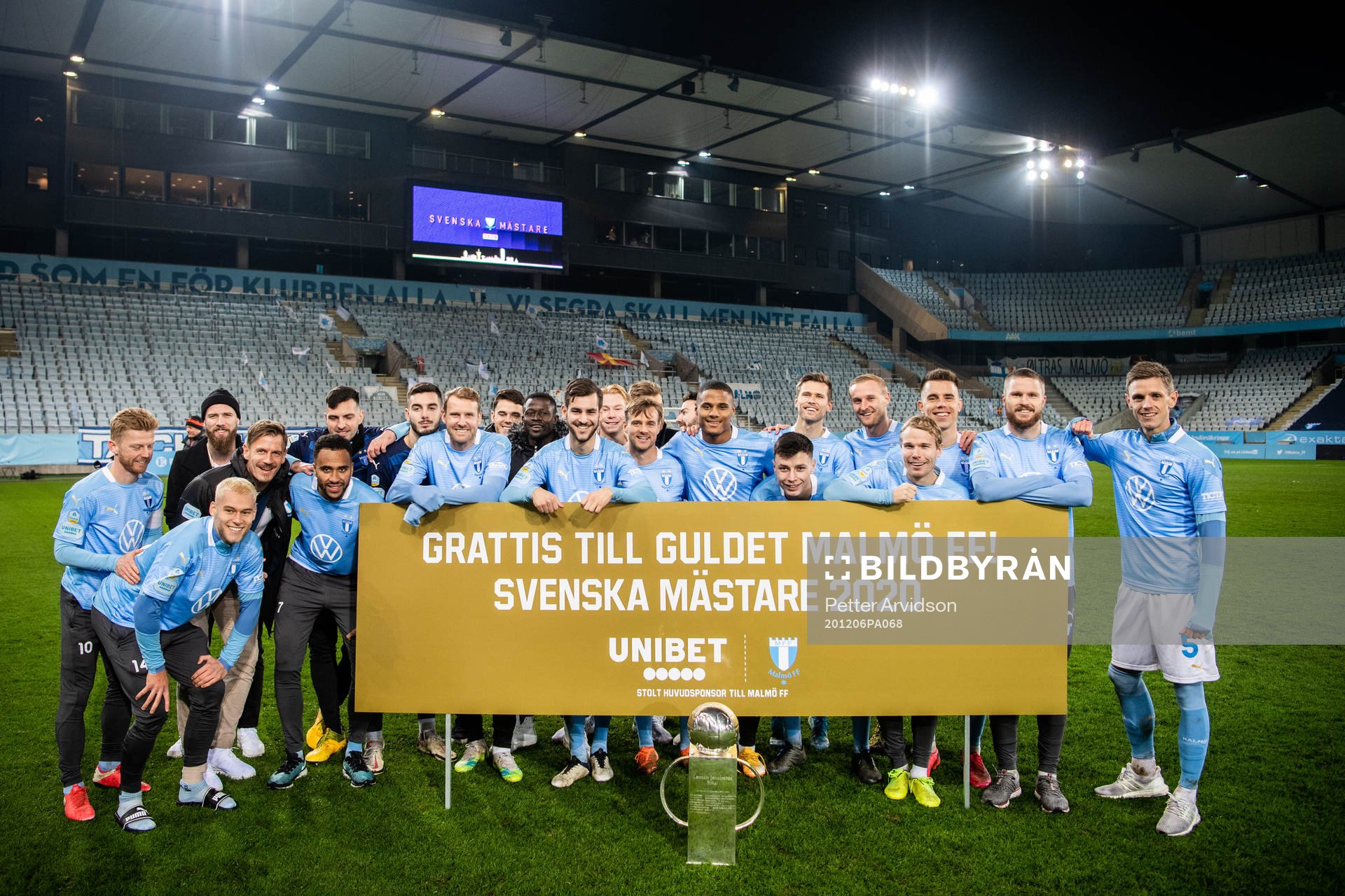 Malmö FFs spelare jublar med Lennart Johanssons pokal