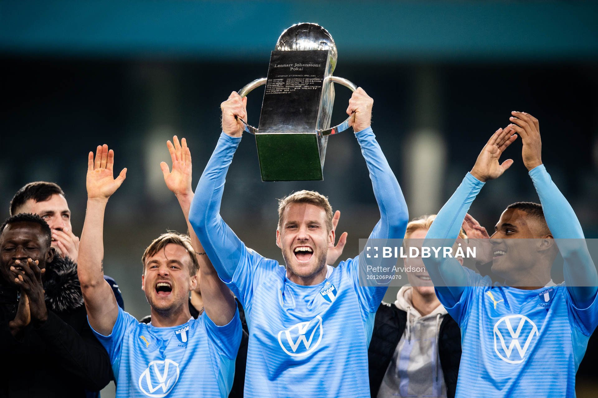 Malmö FFs Ola Toivonen  jublar med Lennart Johanssons pokal