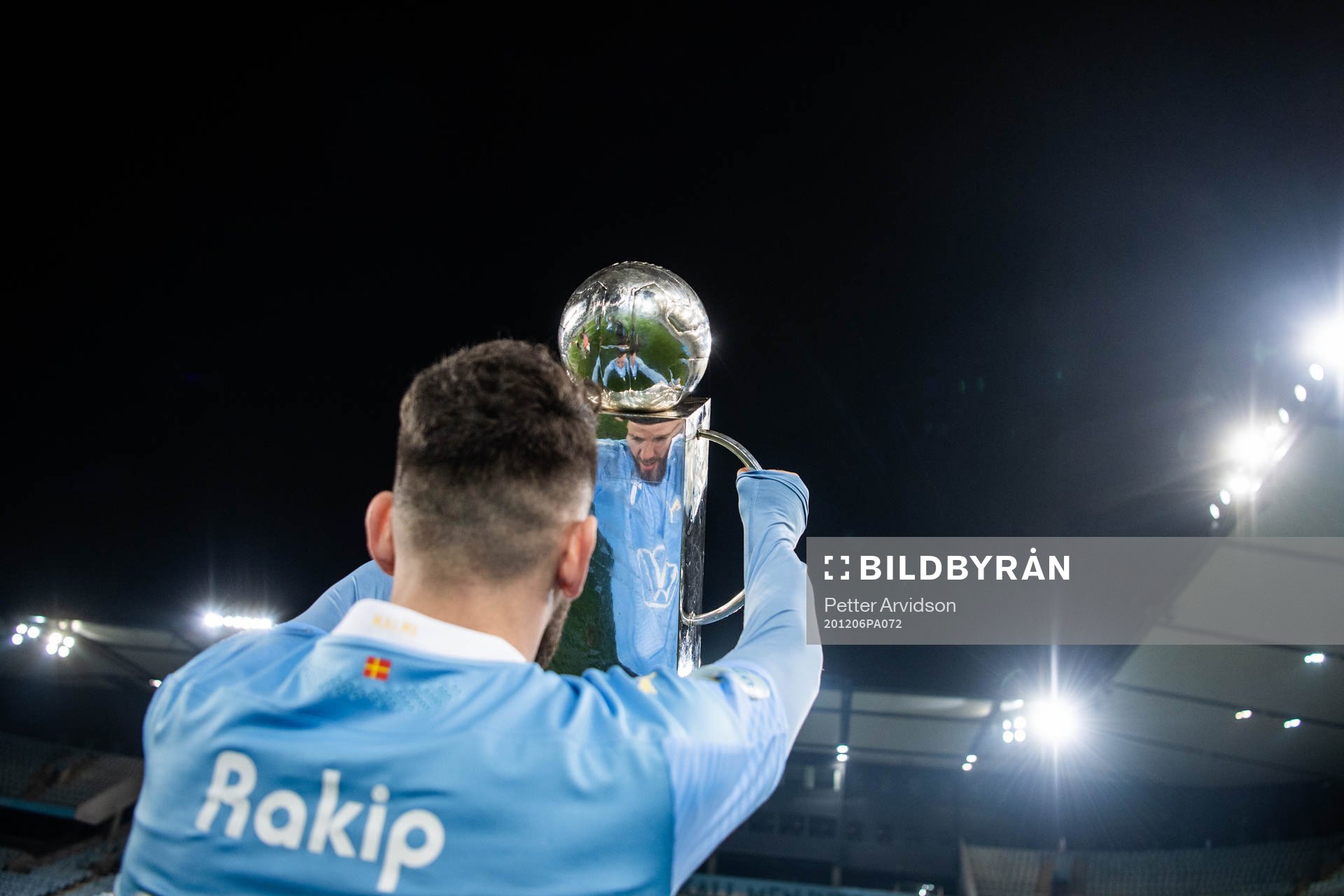 Malmö FFs Erdal Rakip jublar med Lennart Johanssons pokal