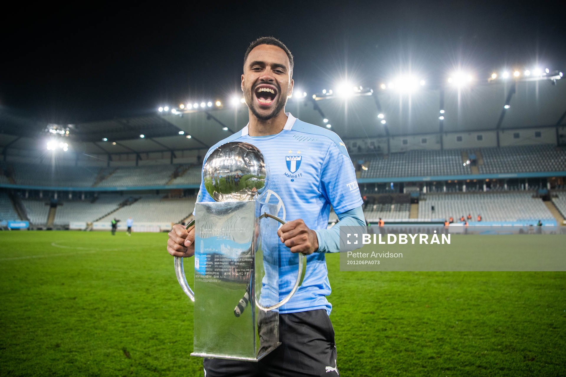 Malmö FFs Isaac Kiese Thelin jublar med Lennart Johanssons