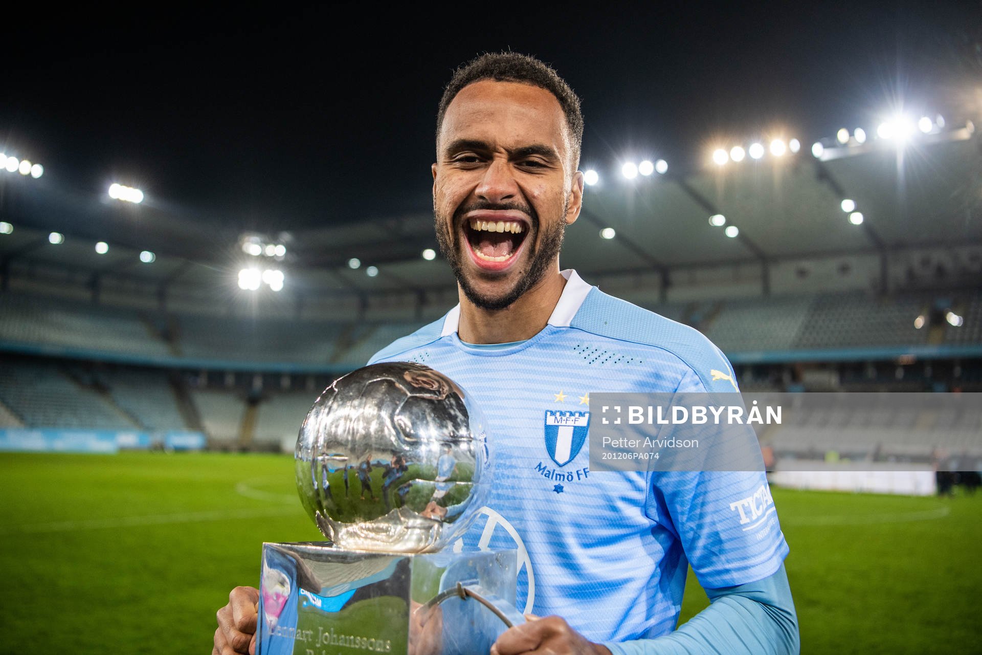 Malmö FFs Isaac Kiese Thelin jublar med Lennart Johanssons pokal efter fotbollsmatchen i Allsvenskan mellan Malmö FF och Östersund den 6 december 2020 i Malmö.