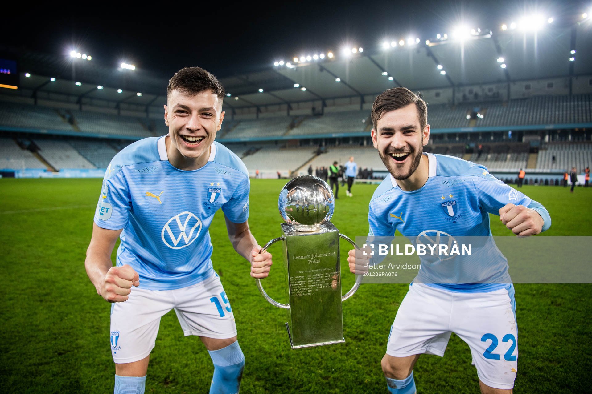 Malmö FFs Anel Ahmedhodzic och Adi Nalic jublar med
