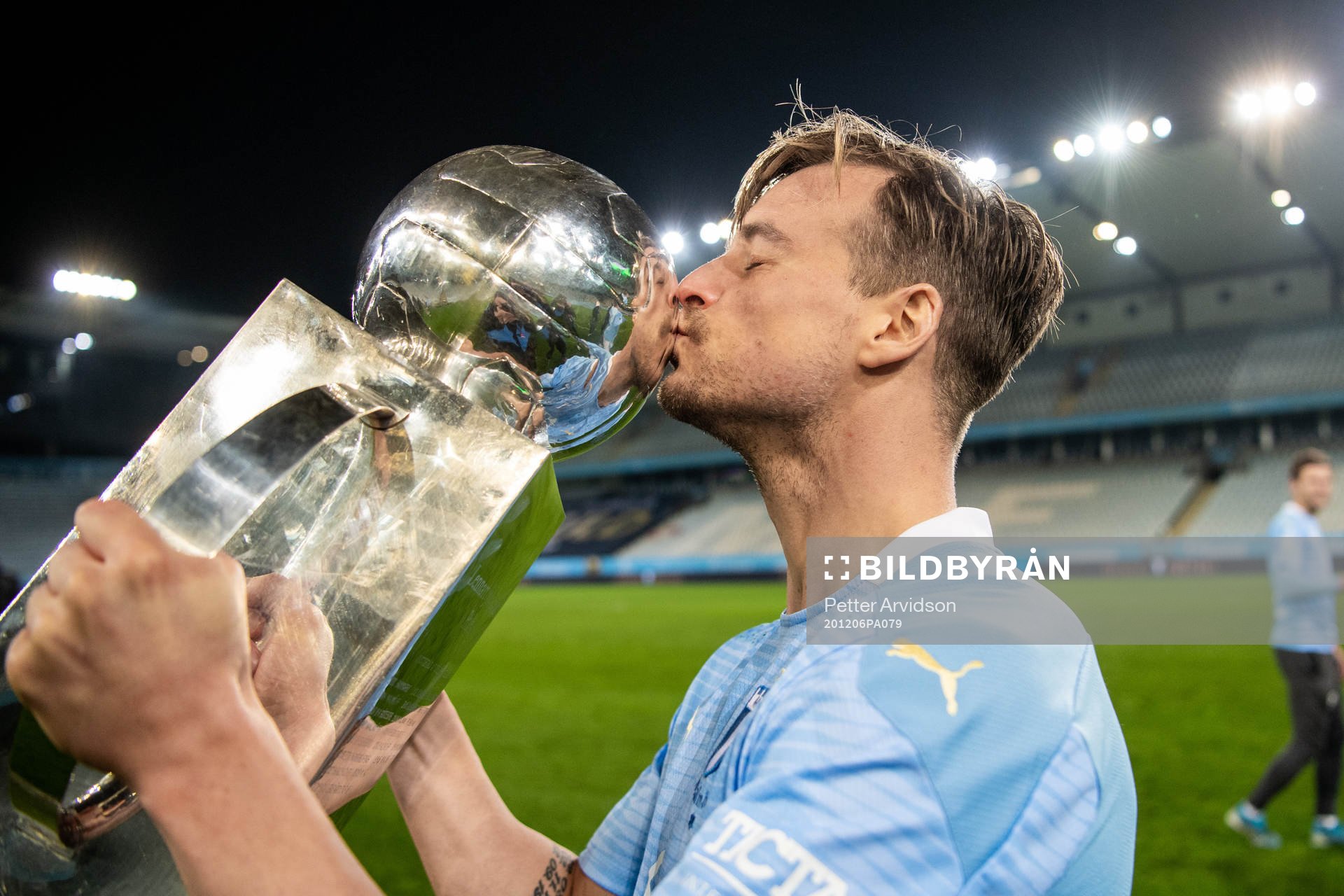 Malmö FFs Eric Larsson  jublar med Lennart Johanssons pokal